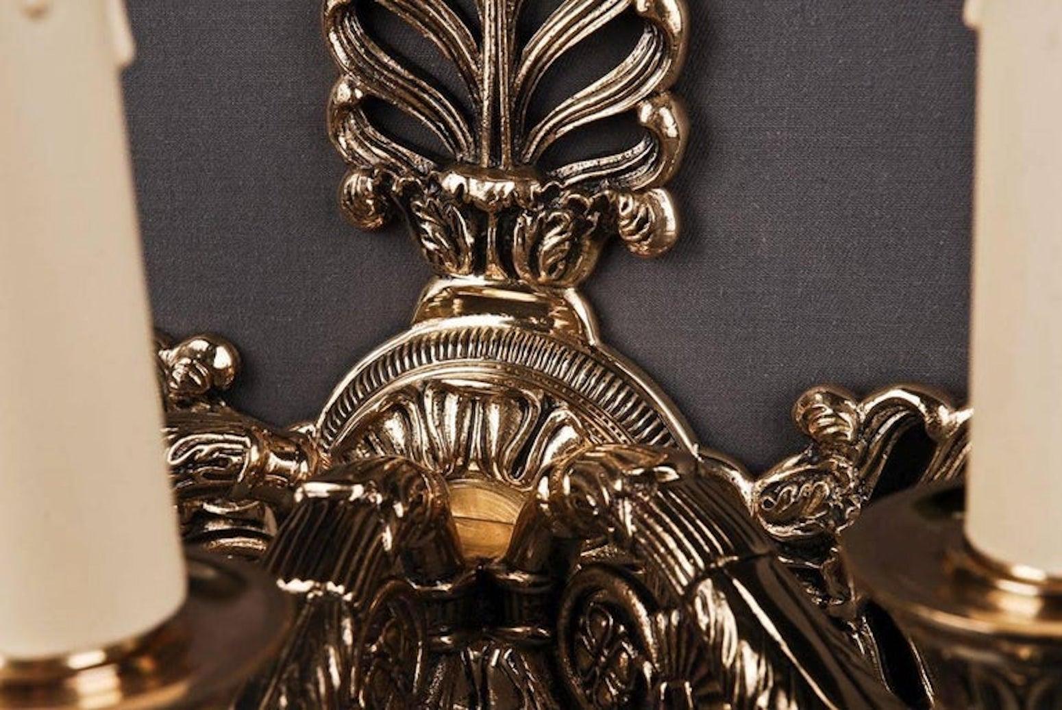 Aplique decorativo de estilo Imperio de 1800.
Bronce finamente fundido. Tres estilizados, con forma de cuerno,