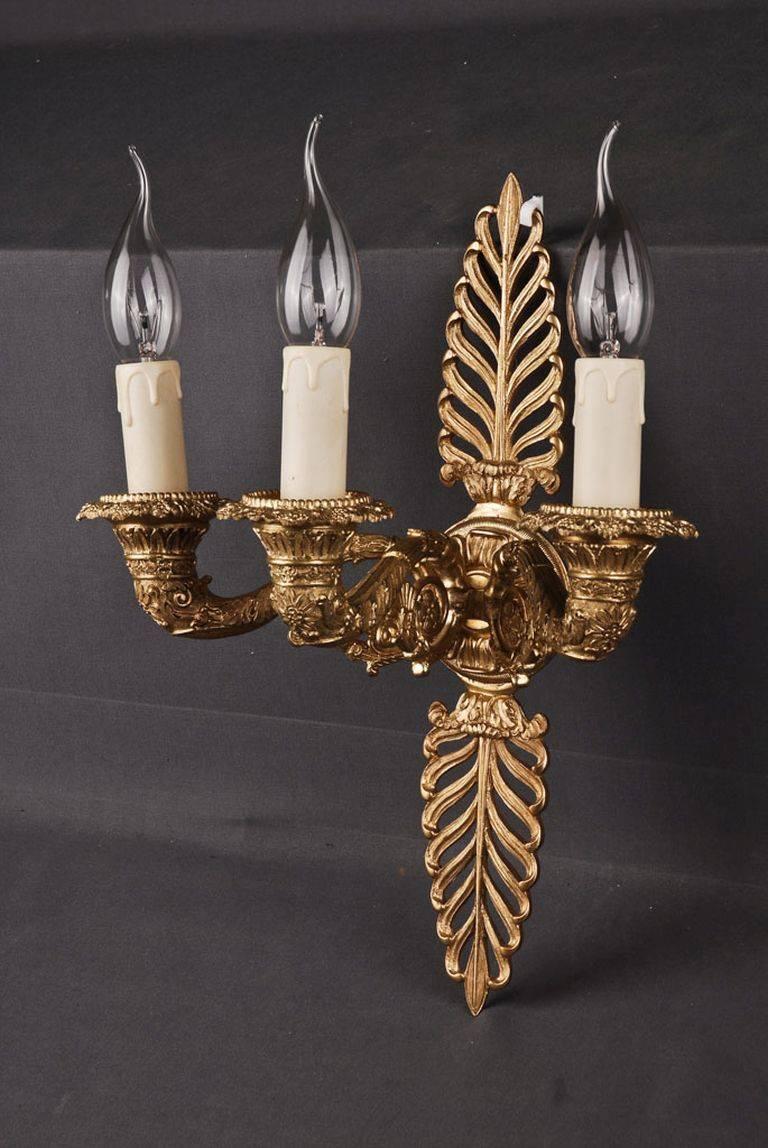 Aplique decorativo de estilo Imperio.
Bronce finamente grabado y fundido. Tres brazos de luz estilizados, con forma de cuerno. 

(F-Sam-1).