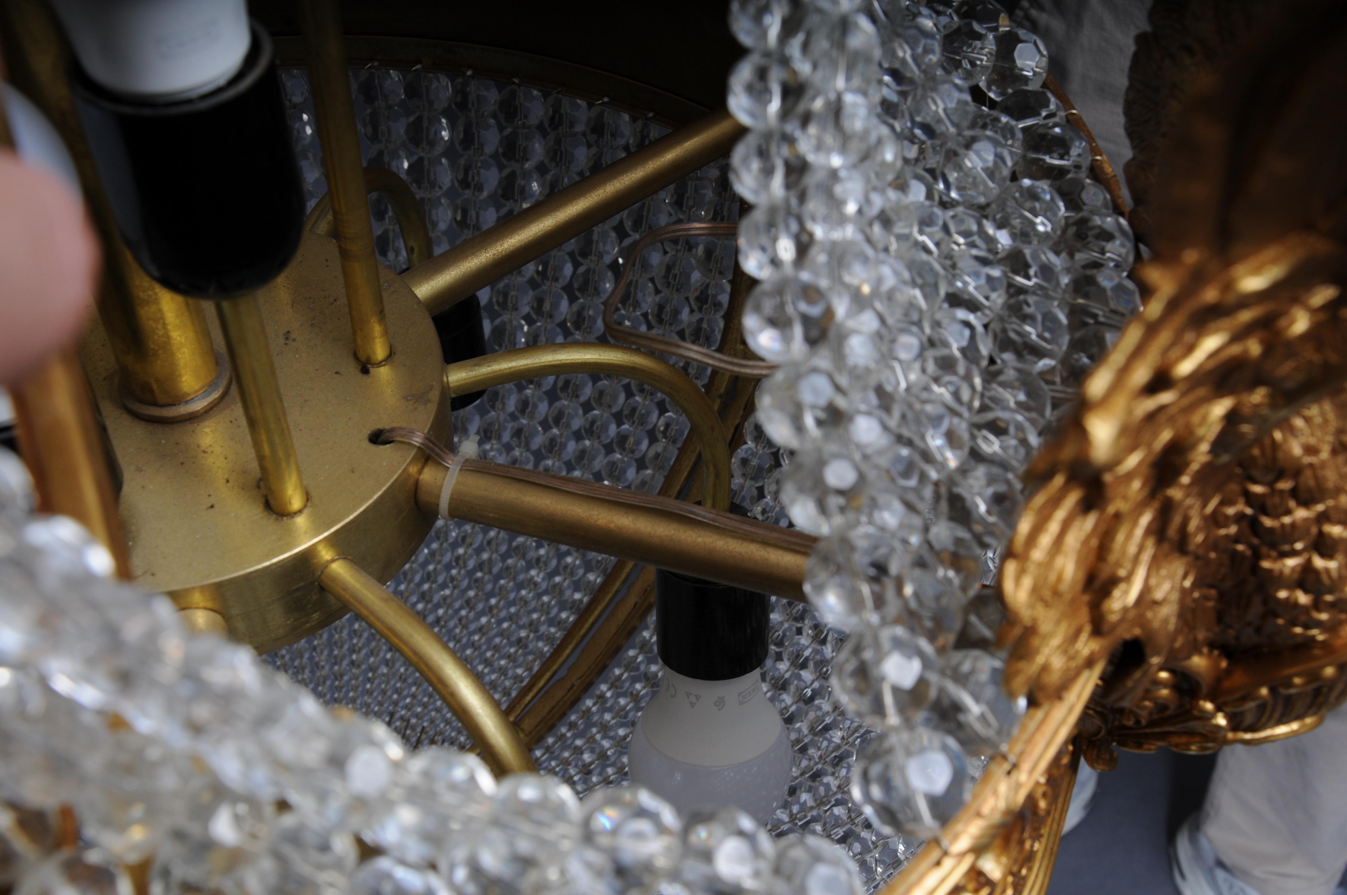 Cisne-velador Imperio del siglo XX, bronce dorado al fuego con cristales de prisma de bola en venta 8