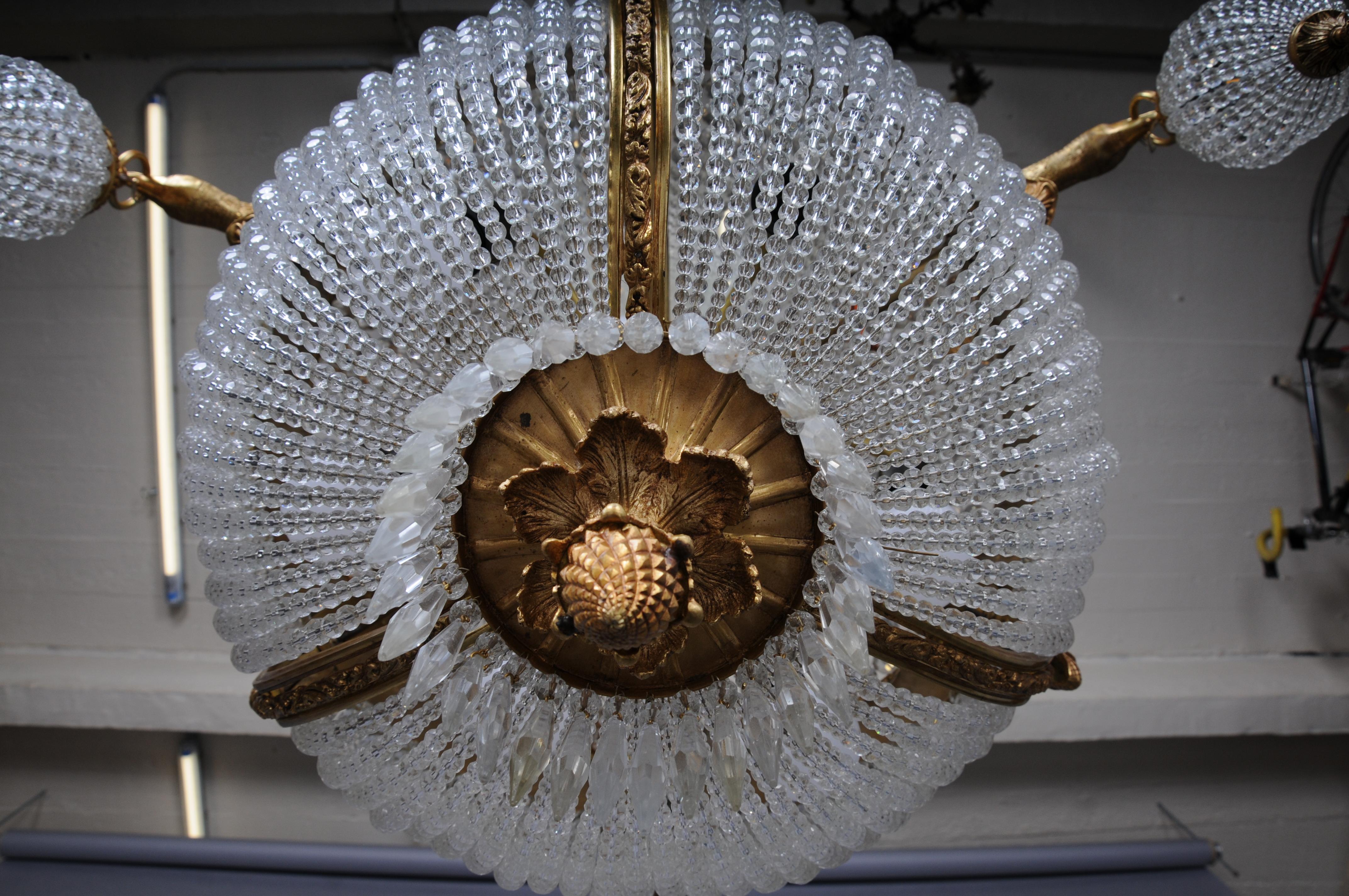 Cisne-velador Imperio del siglo XX, bronce dorado al fuego con cristales de prisma de bola Bronce en venta