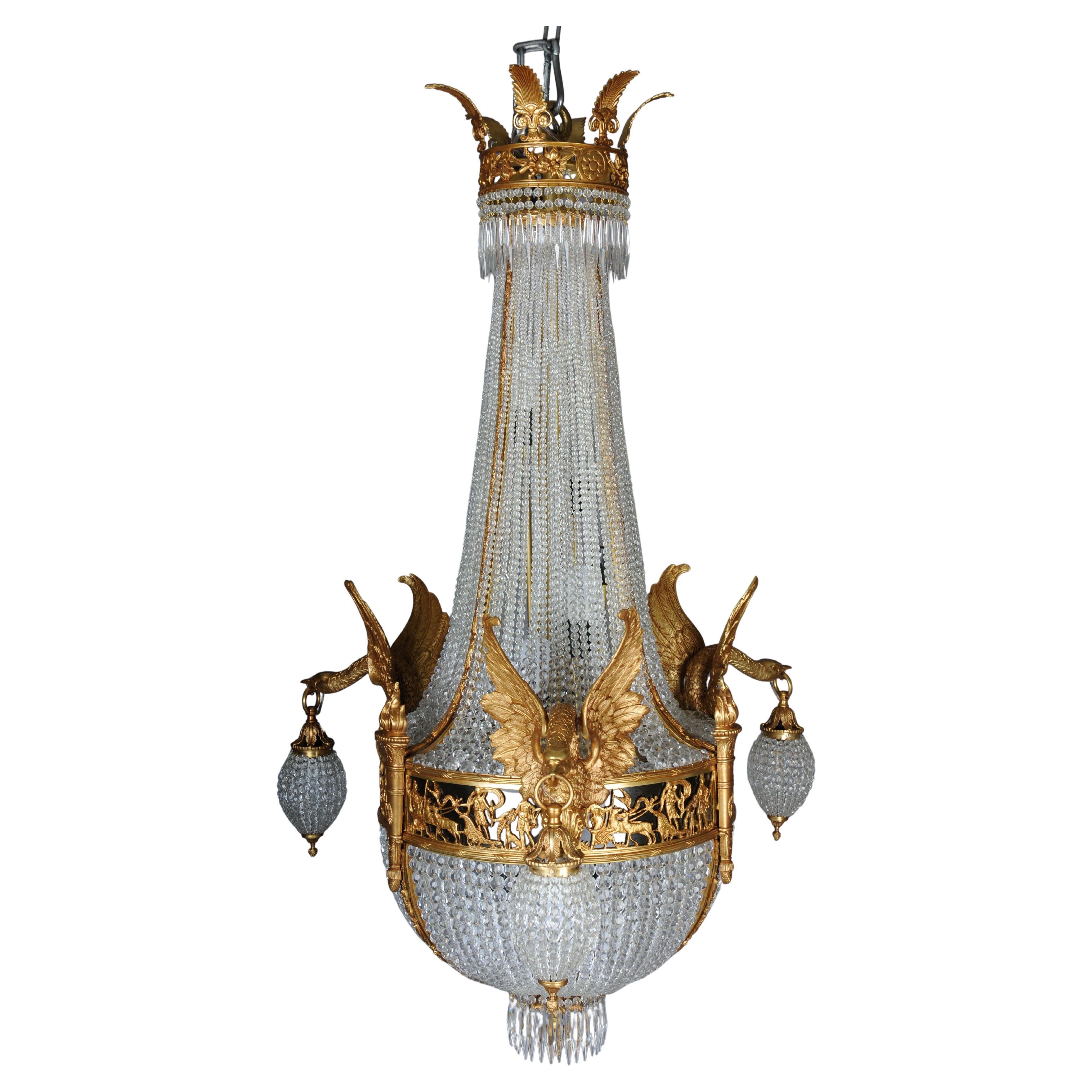 Cigno-Chandelier Impero del XX secolo, bronzo dorato a fuoco con cristalli a prisma a sfera