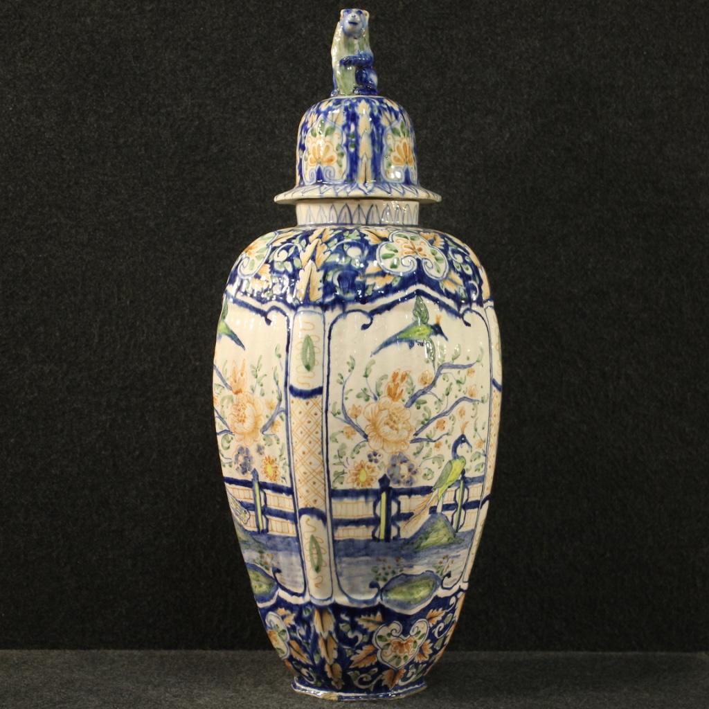 Große italienische Vase aus der Mitte des 20. Jahrhunderts. Keramisches Objekt emailliert und handbemalt mit Dekorationen von Charakter und orientalischem Stil. Vase mit Deckel geschmückt mit Skulptur, die einen Affen darstellt, mit einem kleinen