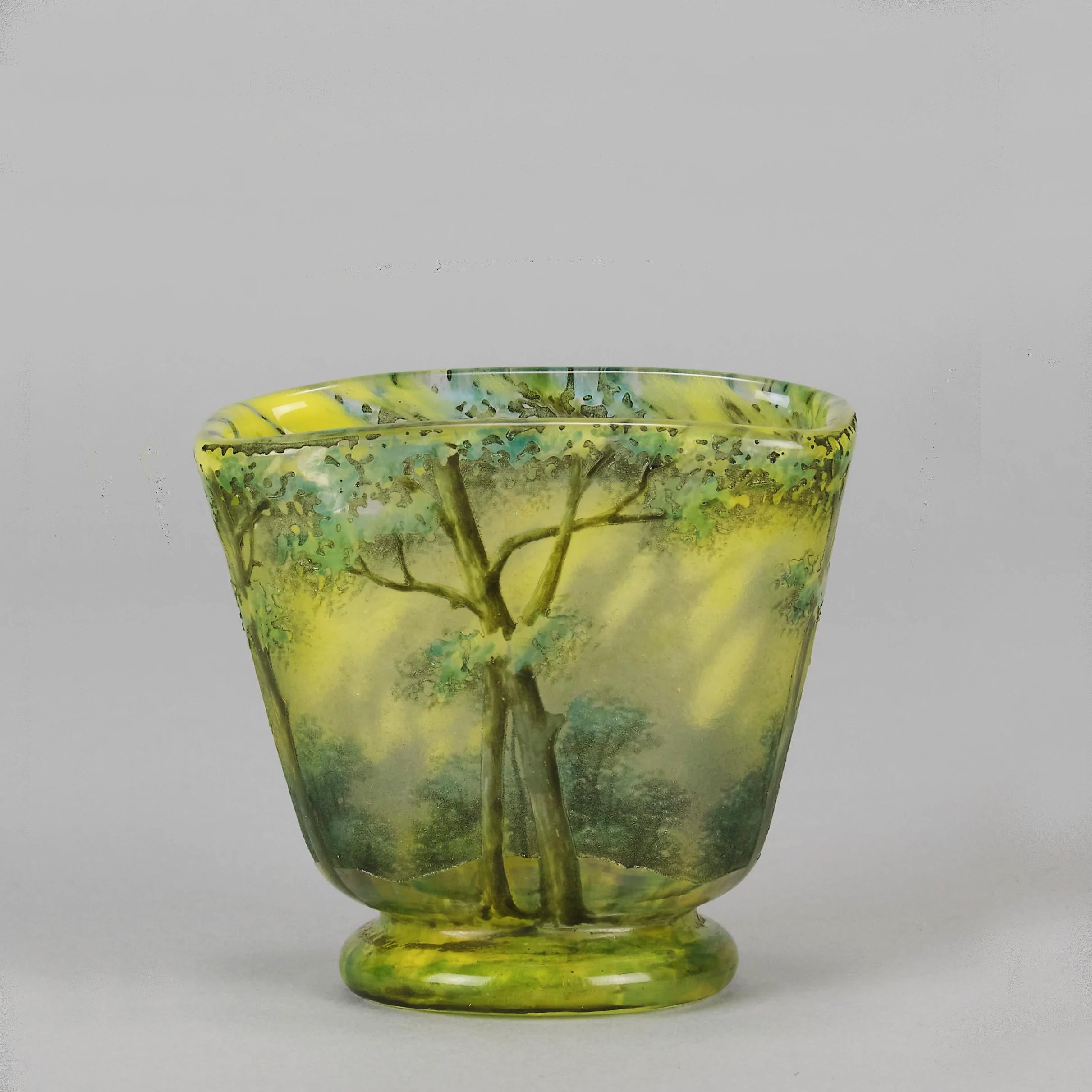 Eine schöne Kamee-Glasvase aus dem frühen 20. Jahrhundert, geätzt und emailliert mit einer lebendigen Frühlingswaldlandschaft, mit sehr feinen, handgearbeiteten Oberflächendetails und einer schönen, tiefen, einladenden Farbe, signiert auf dem Sockel