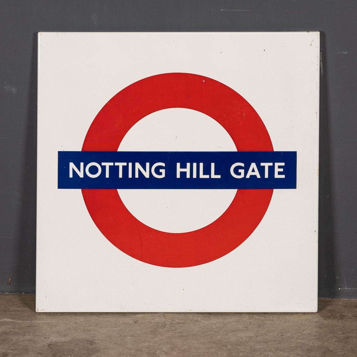Ein hervorragendes emailliertes Londoner U-Bahn-Schild aus dem 20. Jahrhundert von Notting Hill Gate. Dieses in den 1970er Jahren geschaffene Schild wurde auf dem Bahnsteig angebracht, um ankommende Fahrgäste darüber zu informieren, in welchen
