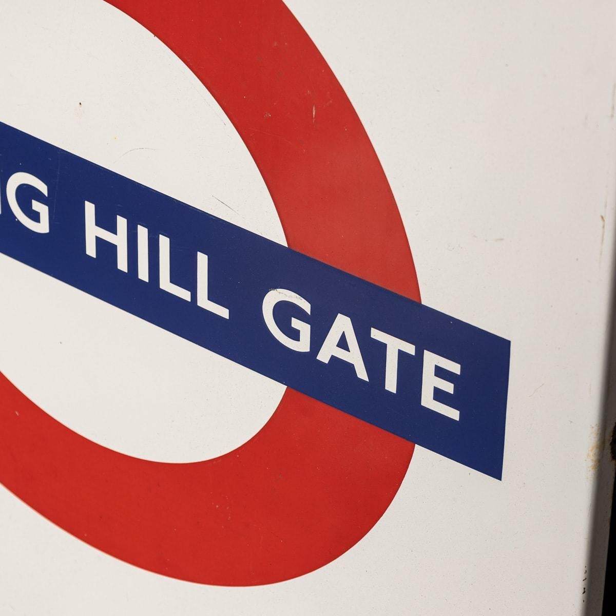 Siglo XX Señal esmaltada de la estación de Notting Hill Gate del metro de Londres c.1970 en venta 1