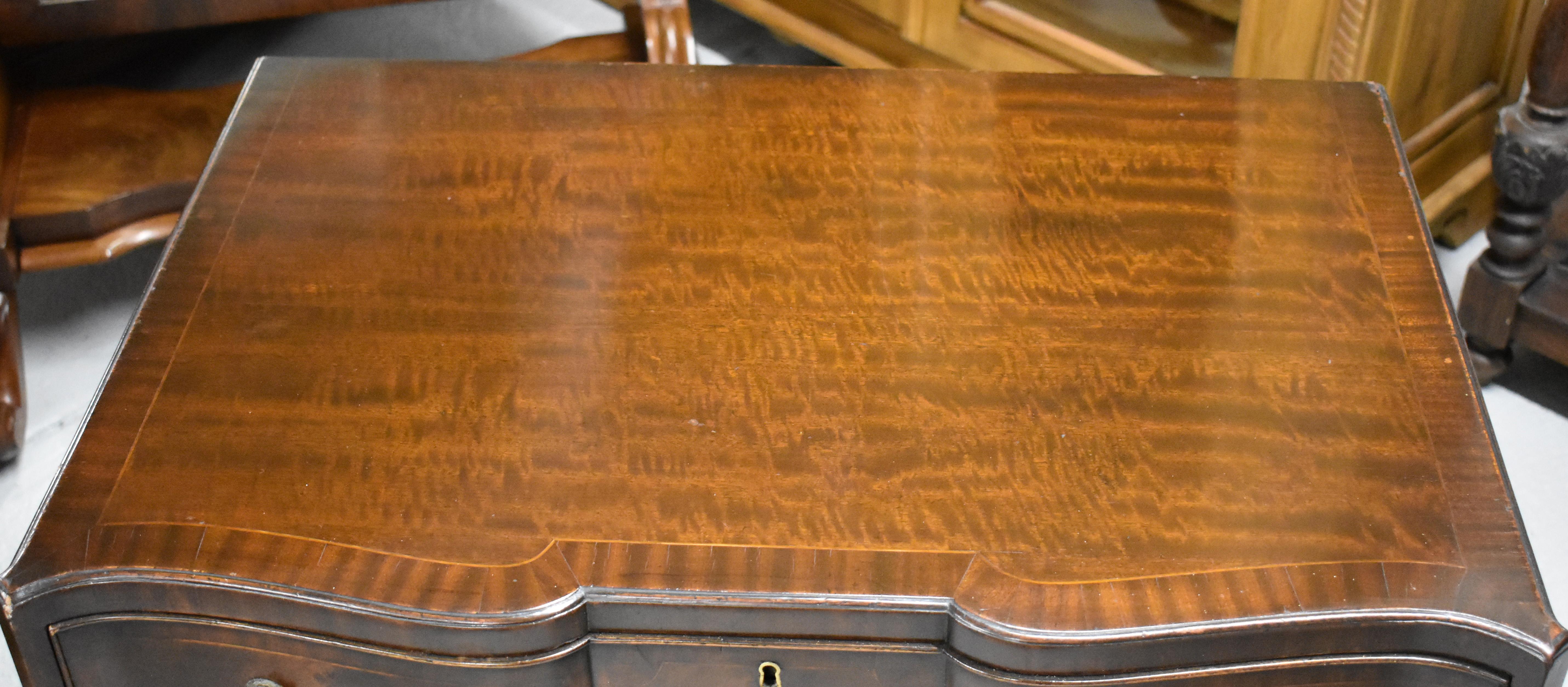 20th Century English Antique Edwardian Flame Mahogany Serpentine Chest In Good Condition For Sale In Chelmsford, Essex