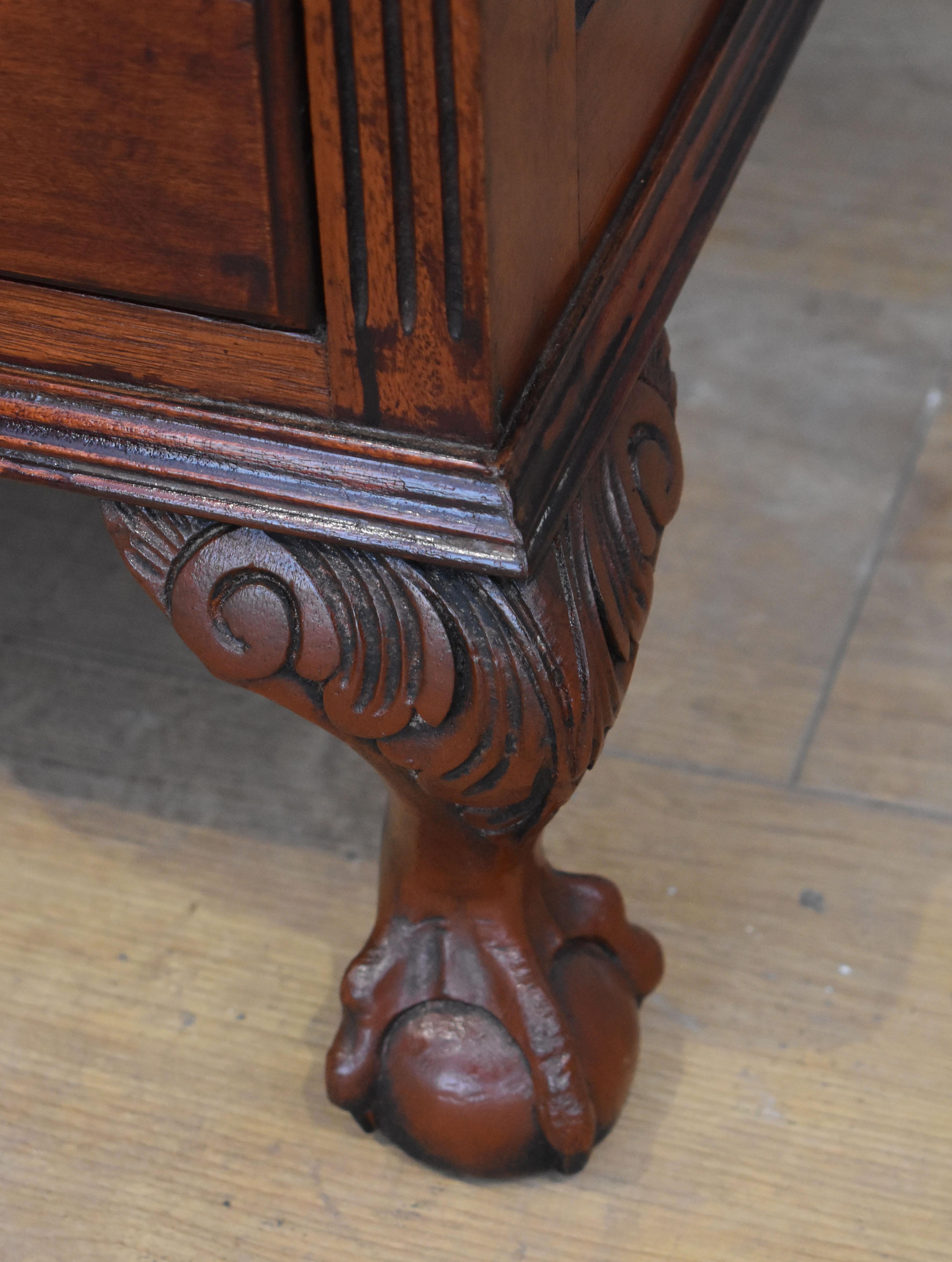 20th Century English Antique Mahogany Chippendale Style Pedestal Desk In Good Condition In Chelmsford, Essex