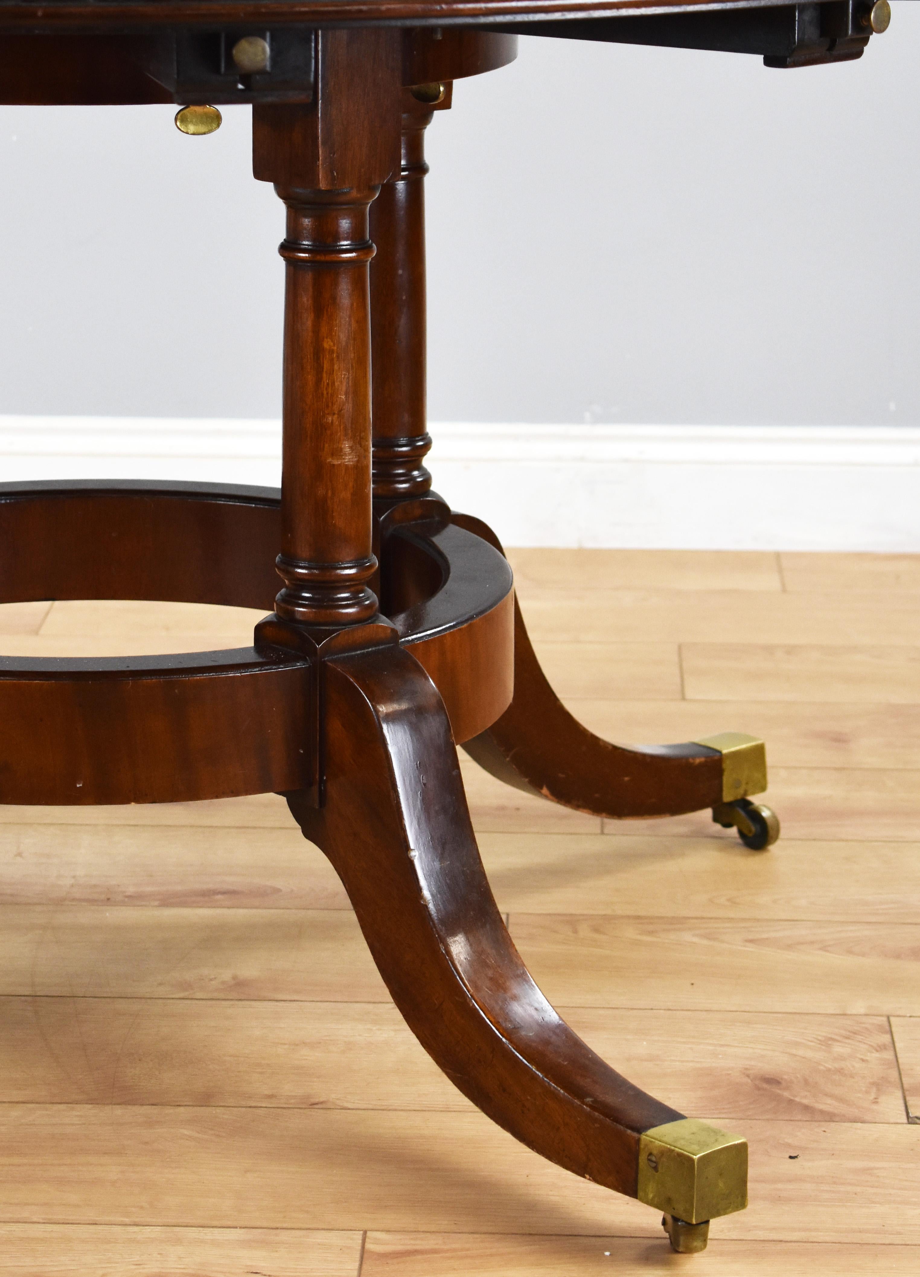 20th Century English Antique Mahogany Circular Extending Table 3