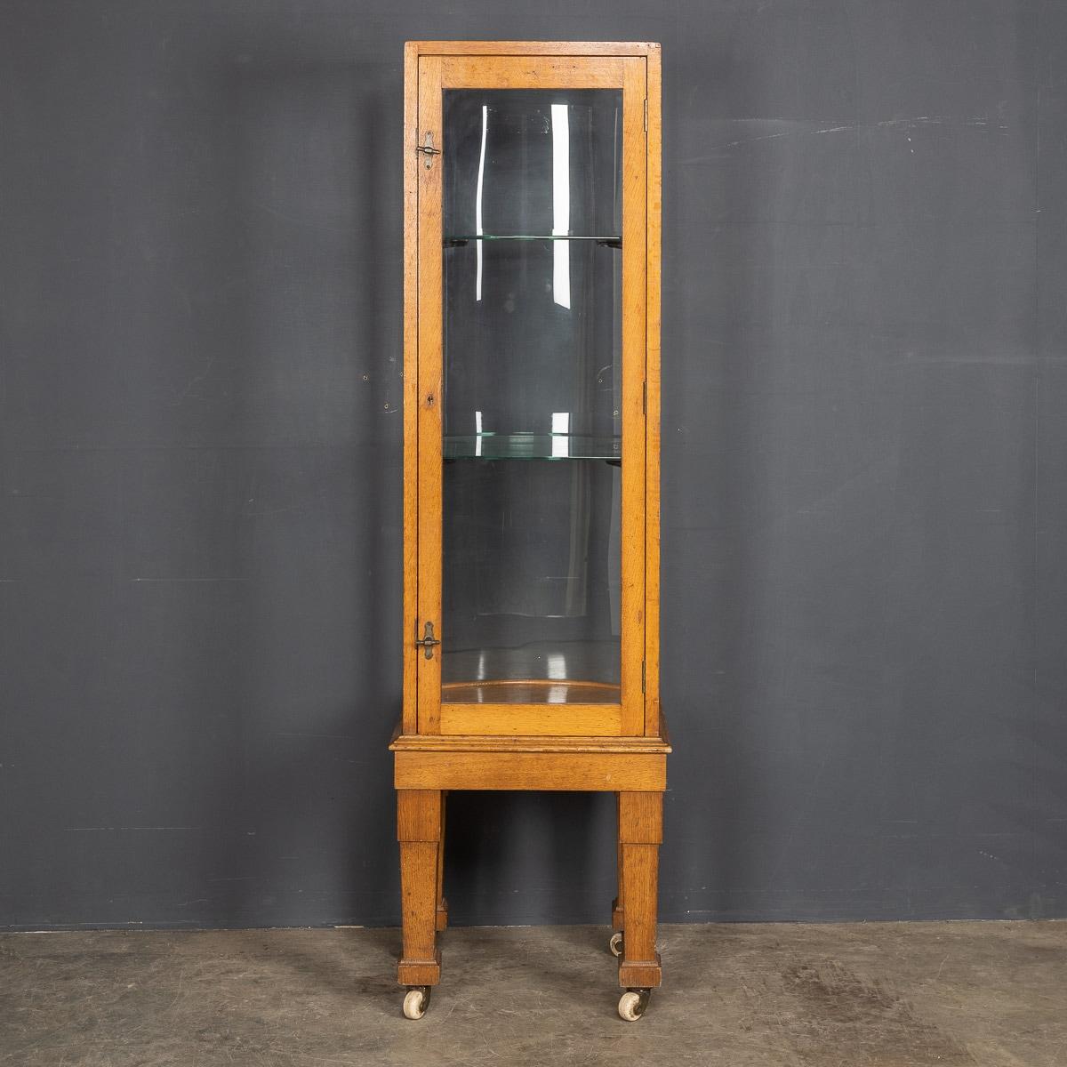 20th Century English Art Deco Display Cabinet, c.1920 In Good Condition For Sale In Royal Tunbridge Wells, Kent