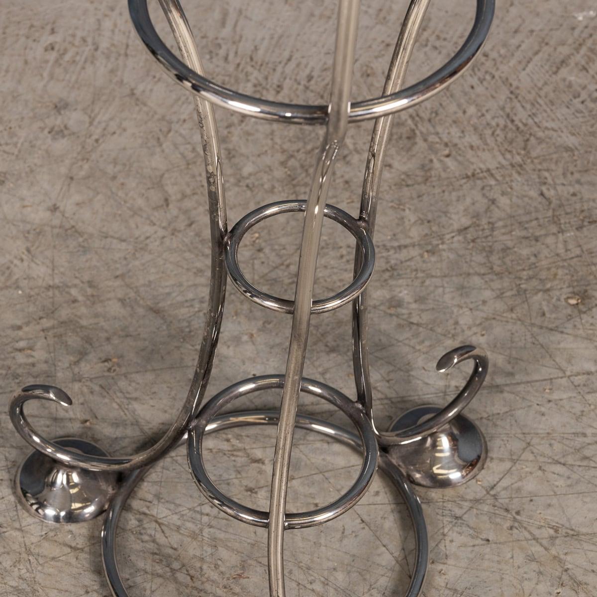 Cubitera Art Decó inglesa del siglo XX sobre soporte en venta 4