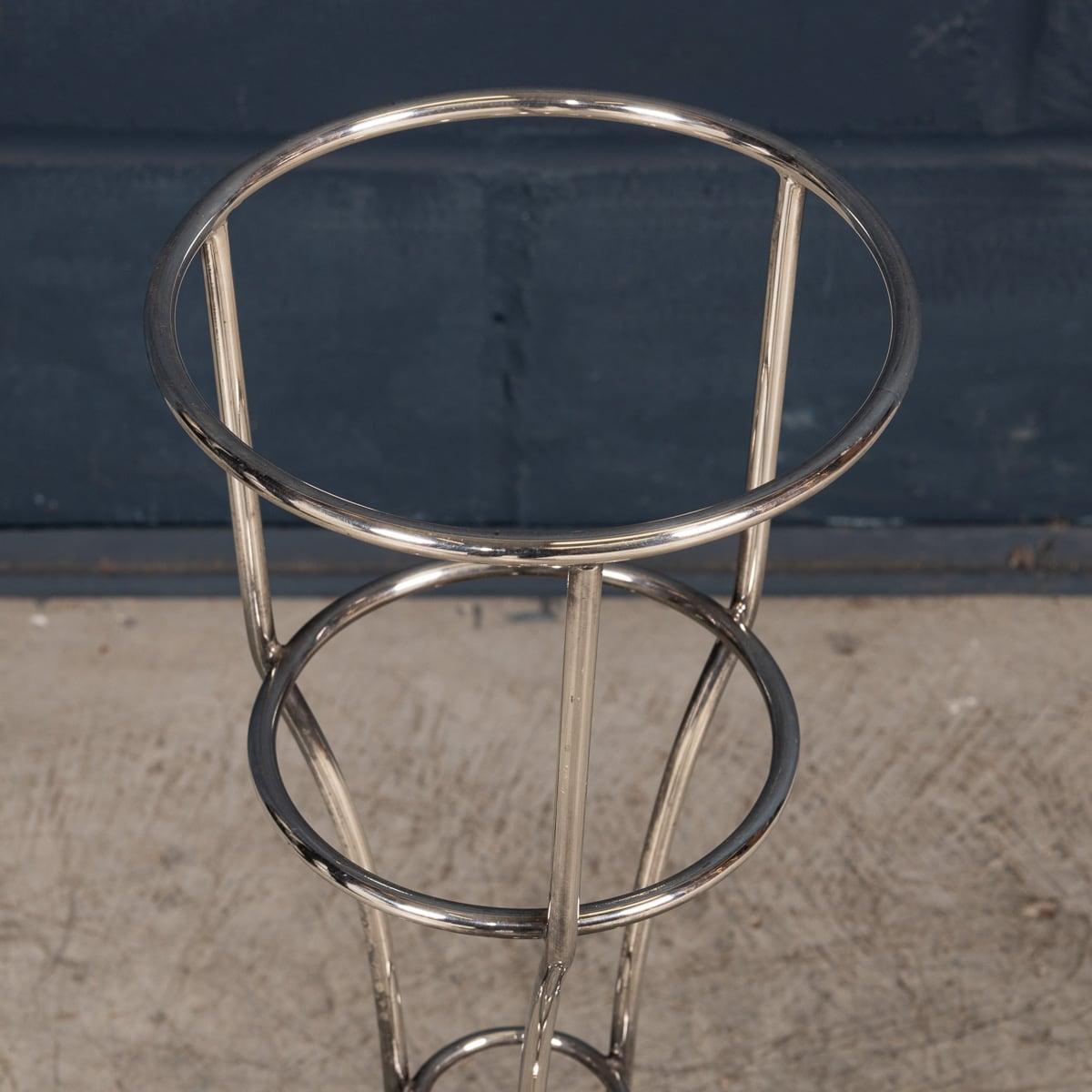 Cubitera Art Decó inglesa del siglo XX sobre soporte en venta 5