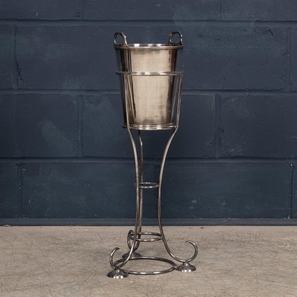 Cubitera Art Decó inglesa del siglo XX sobre soporte Chapado en plata en venta