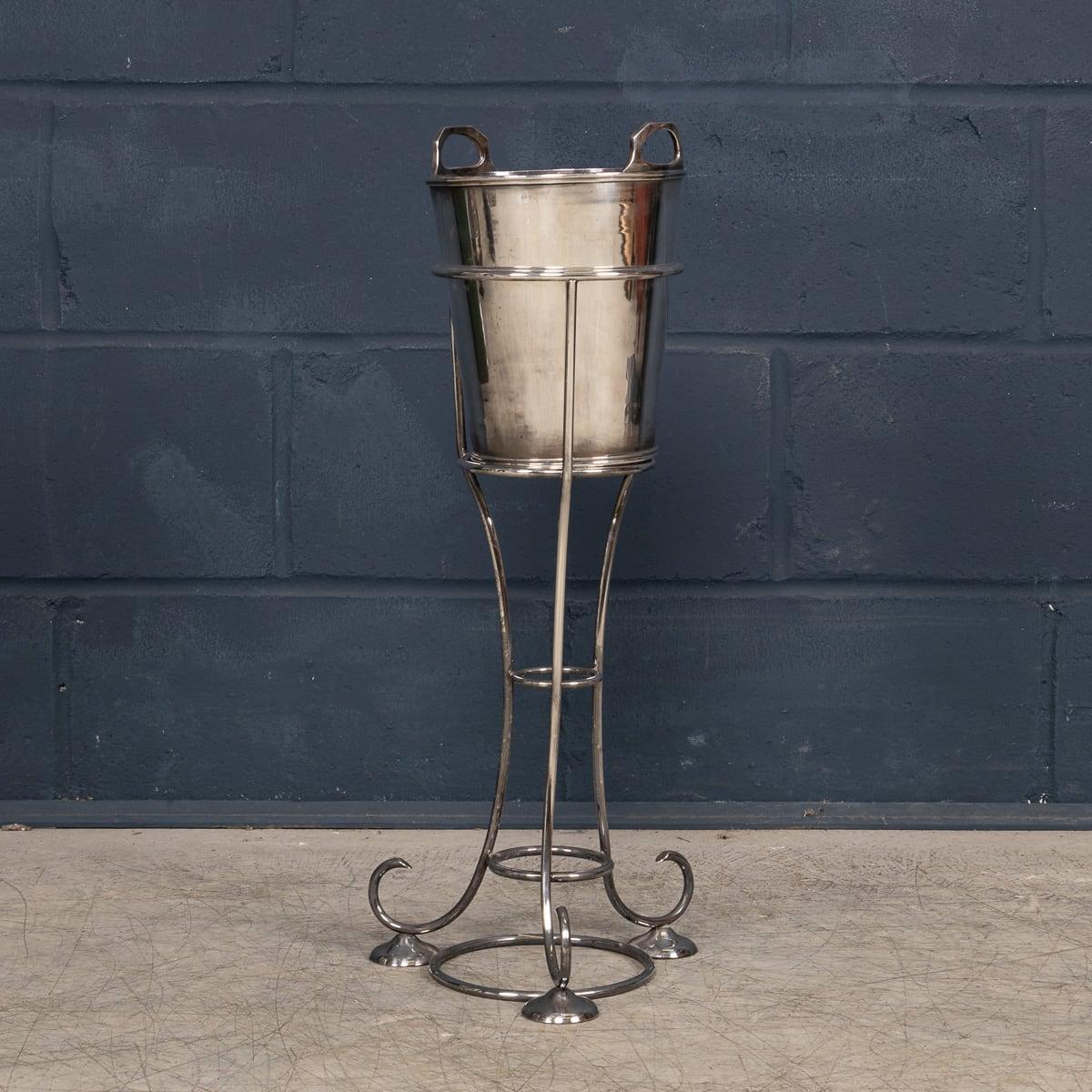 Cubitera Art Decó inglesa del siglo XX sobre soporte en venta 1