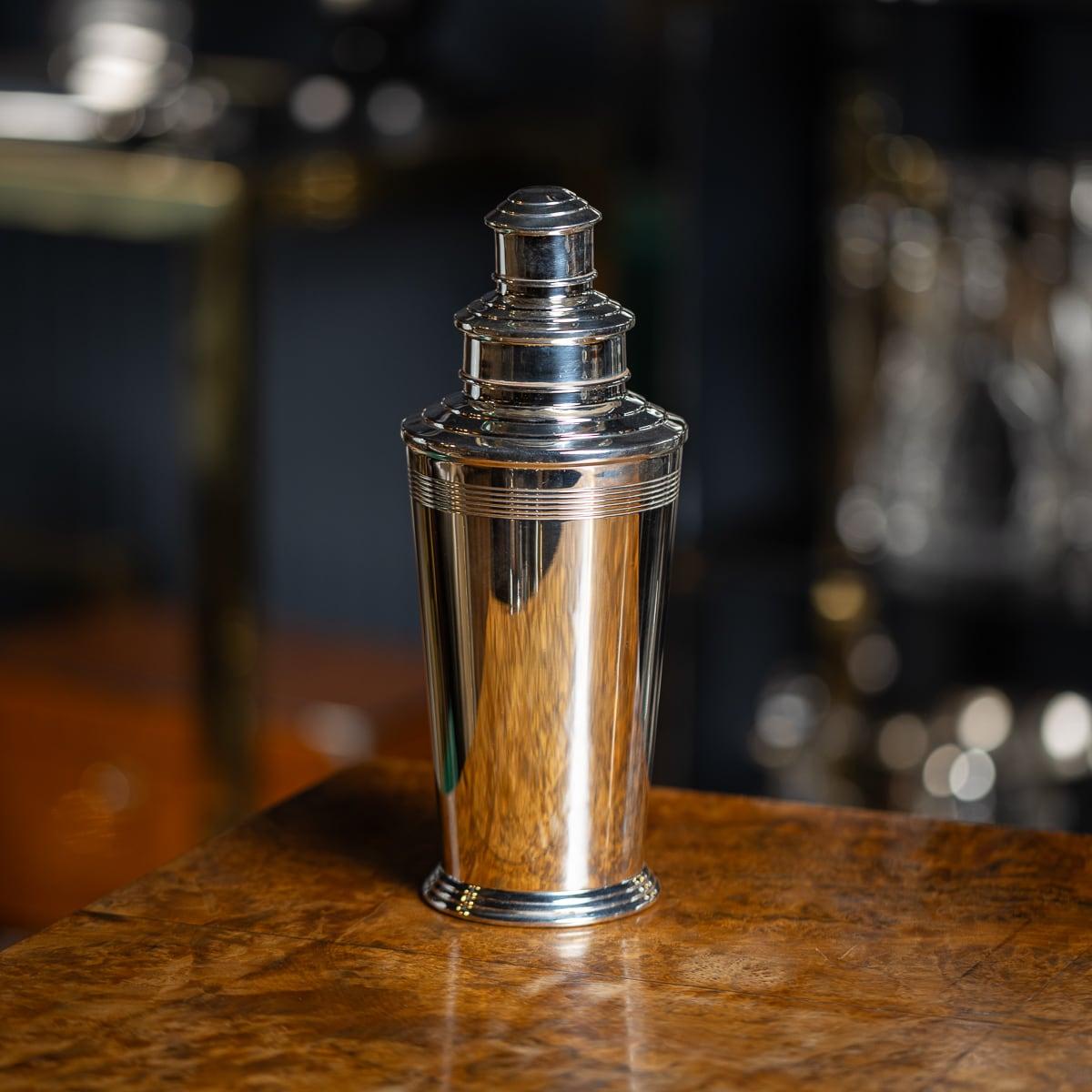 Ein charmanter versilberter Cocktailshaker aus dem 20. Jahrhundert im britischen Art déco-Stil, der auf das Jahr 1965 zurückgeht. Der handwerklich exquisite Cocktail-Shaker hat eine klare Art-Déco-Form, die an die charakteristischen Designs der