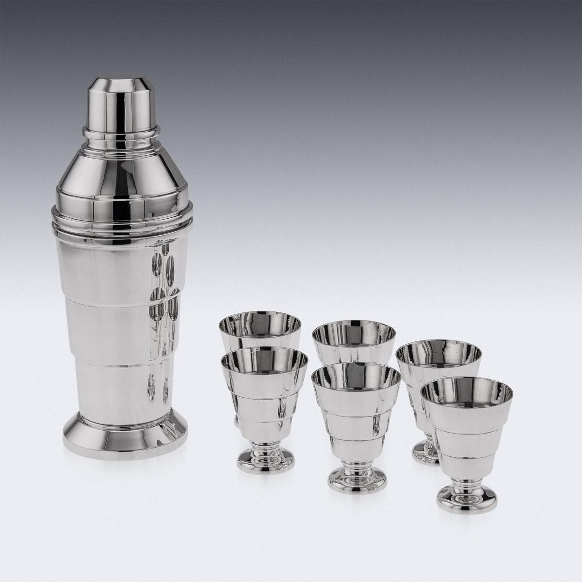 20th Century English Art Deco solid silver cocktail shaker and 6 beakers.
Hallmarked English silver (925 standard), Birmingham, year 1935 (L), Maker A.L.D (A. L. Davenport Ltd).

Condition
In great condition - no damage.

SIZE
SHAKER
Height: