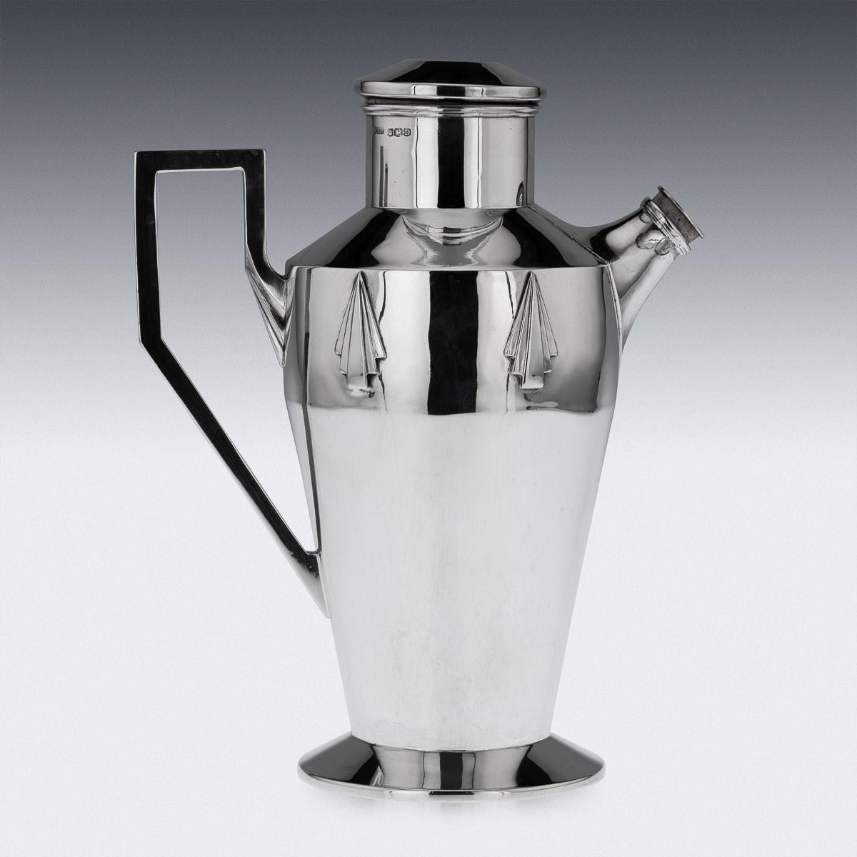 20th Century English Art Deco Solid Silver Cocktail Shaker, Sheffield, c.1946 In Good Condition In Royal Tunbridge Wells, Kent