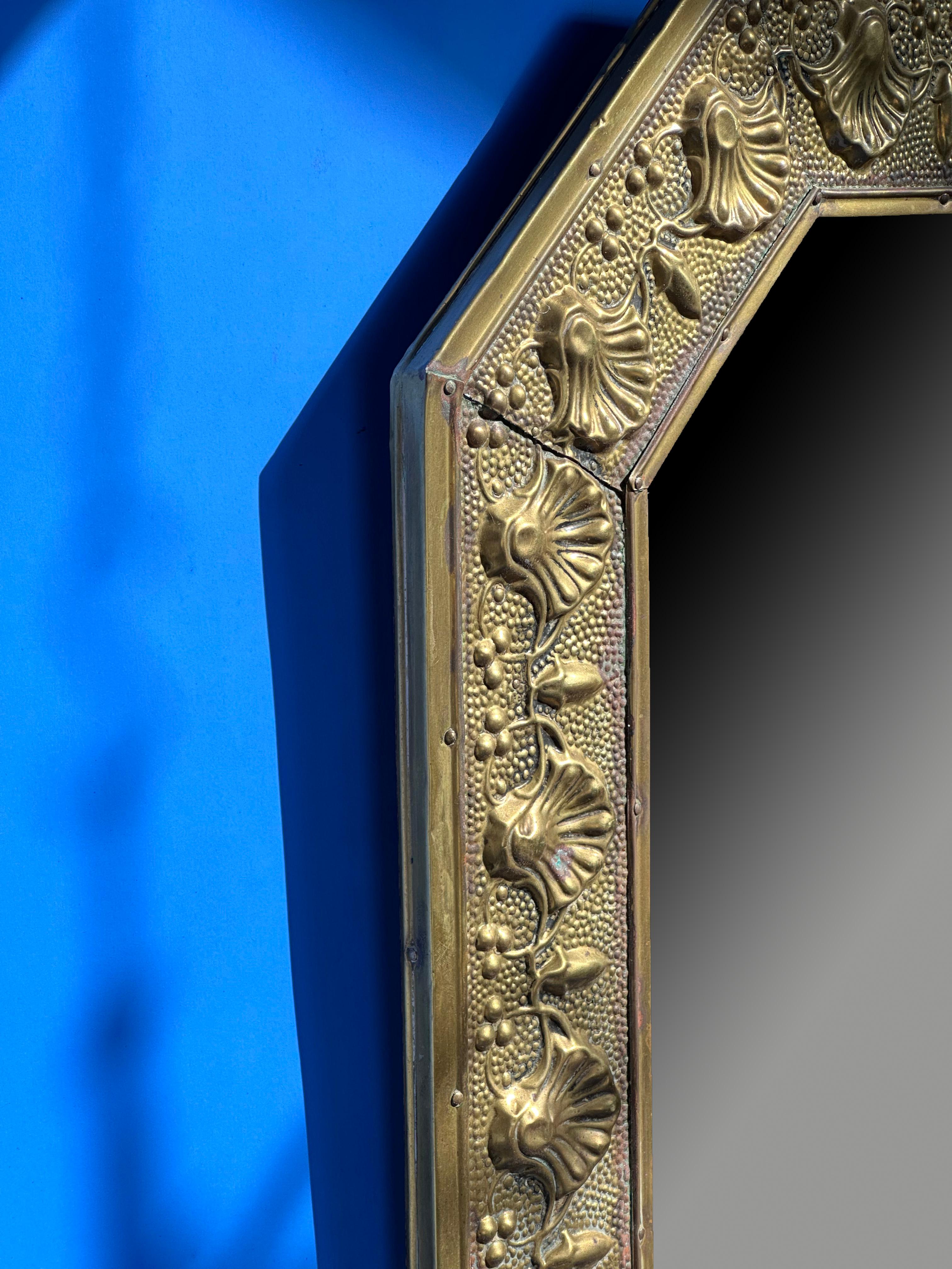 British Arts and Crafts Wall Mirror in Hammered Brass 'Repousse' - Circa 1910, England  For Sale