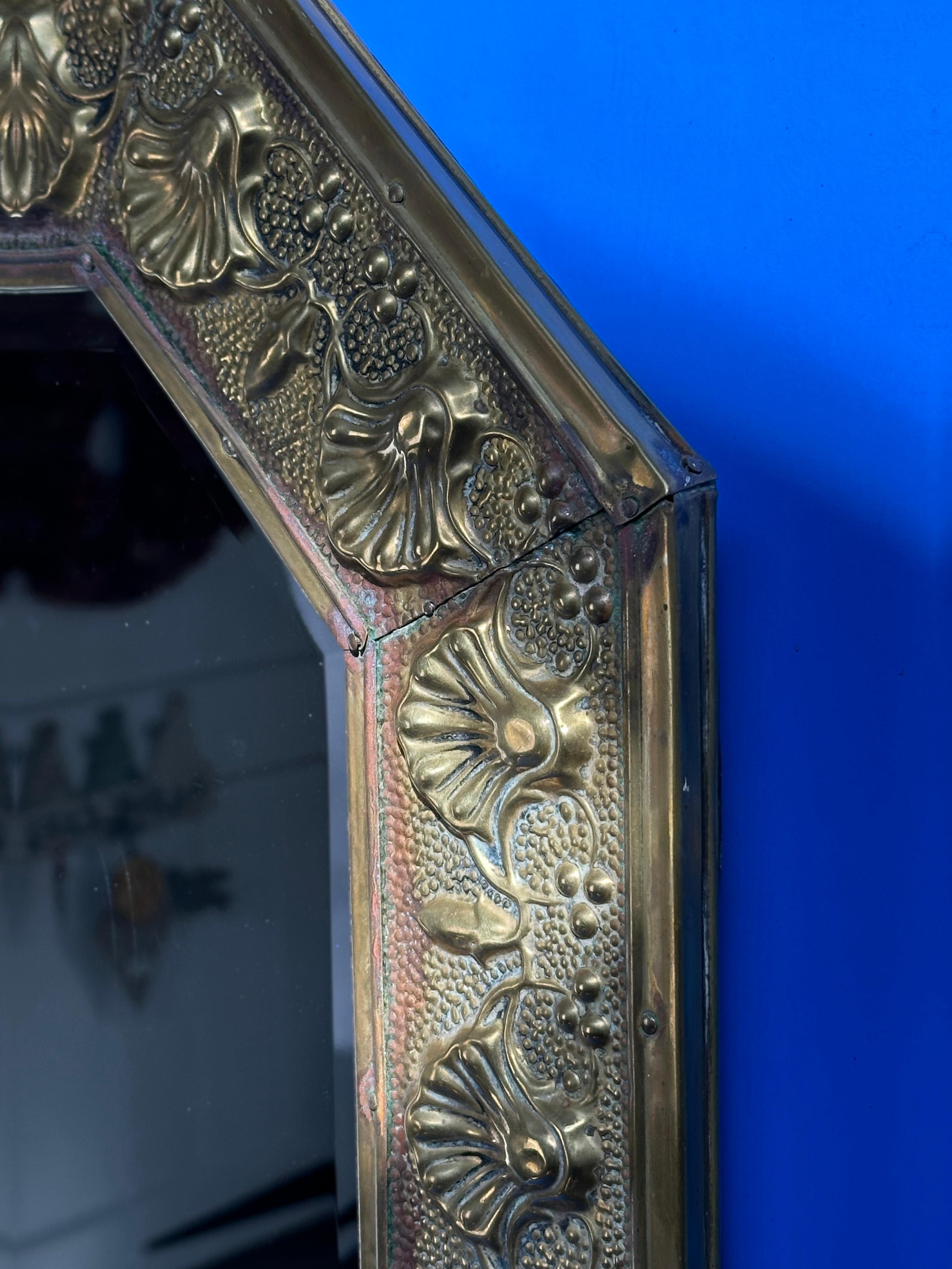 Arts and Crafts Wall Mirror in Hammered Brass 'Repousse' - Circa 1910, England  In Good Condition For Sale In Glasgow, GB