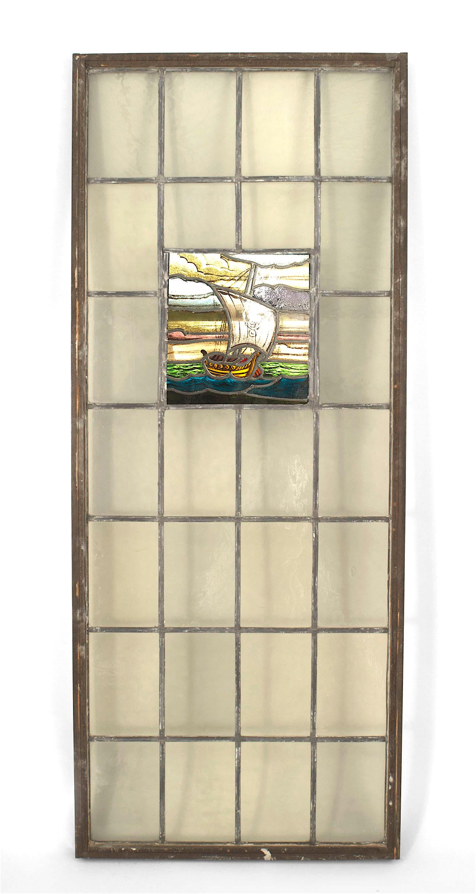 English Arts & Crafts Vitrail et fenêtre plombée représentant un voilier viking dans une grille de panneaux transparents.
