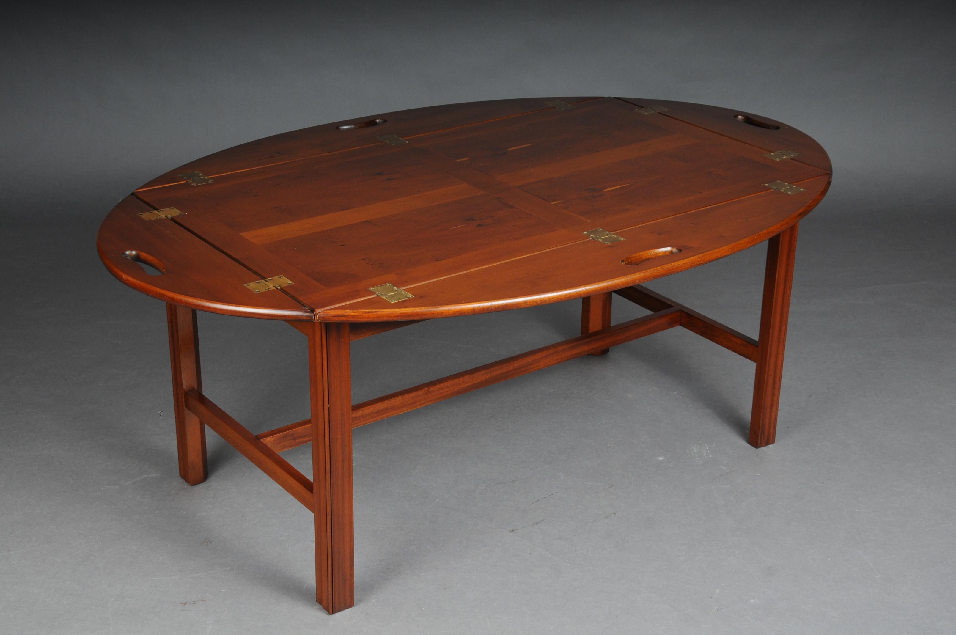 20th century English captain's coffee table / table, yew tree 

Yew solid body. Classic captain's coffee table. Removable plate which can be used as a tray. Foldable and foldable sides with brass hinges.

(A-161).