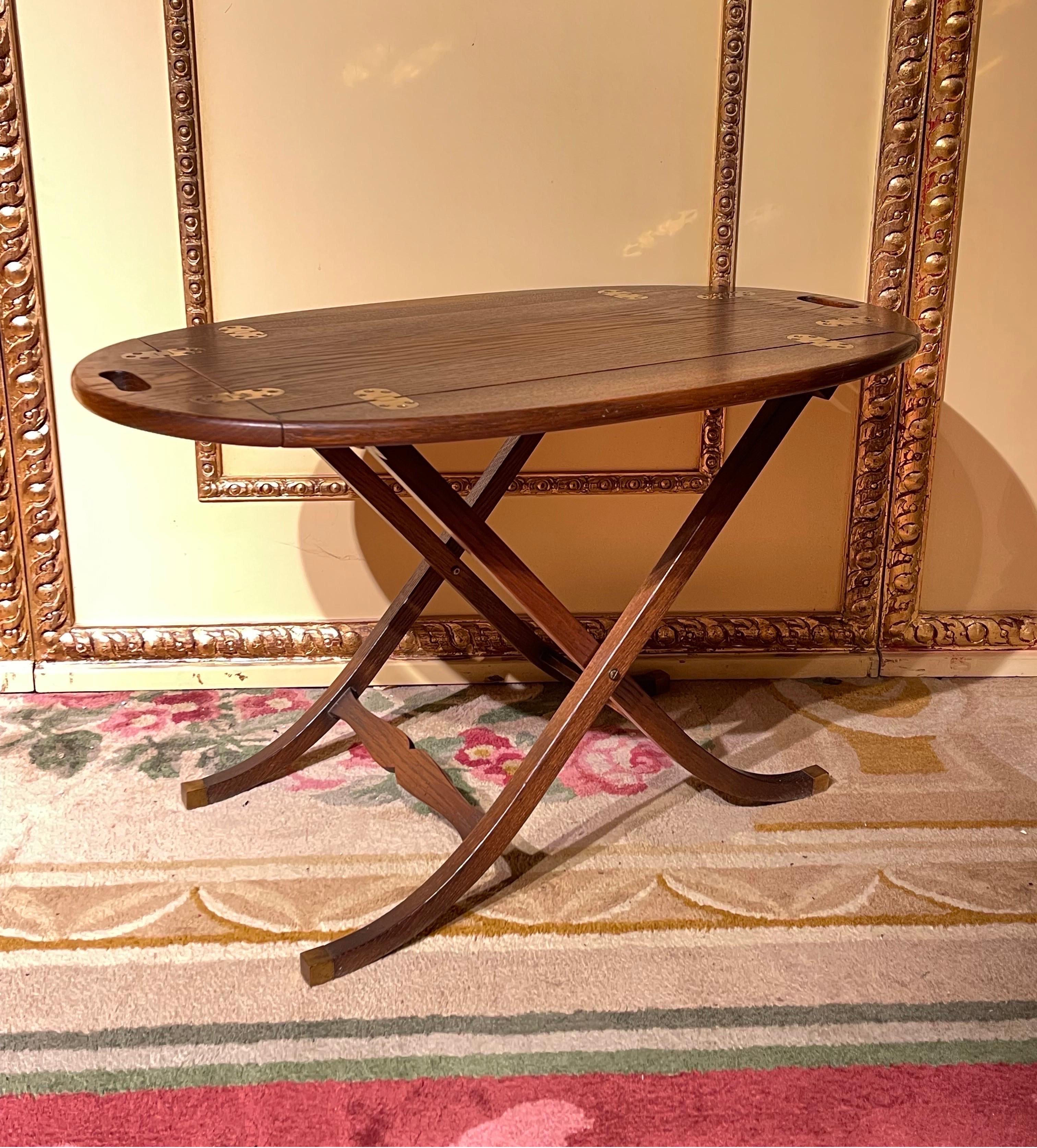20th century English captain's coffee table / table, oak

Oak solid body. Classic captain's coffee table. Removable plate which can be used as a tray. Foldable and foldable sides with brass hinges.