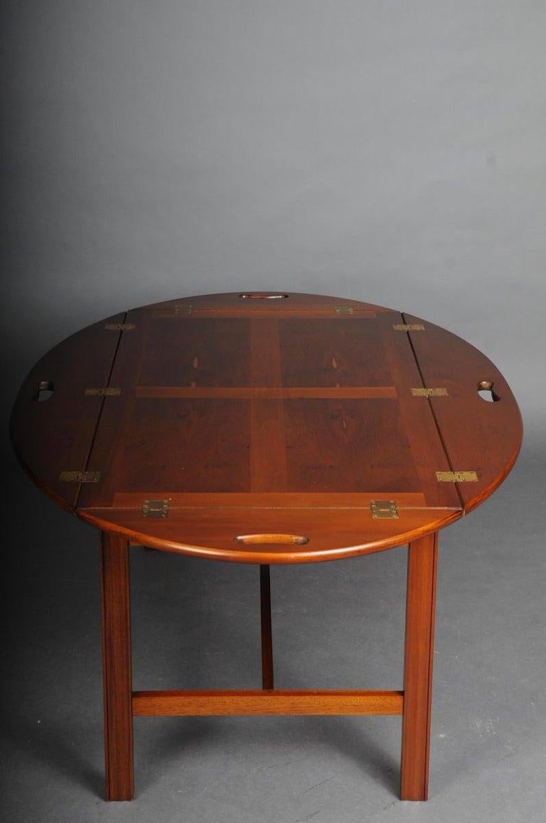 Table basse de capitaine anglaise du 20e siècle / table, if 

Nouveau corps solide. Table basse classique de capitaine. Plaque amovible pouvant être utilisée comme plateau. Côtés repliables et rabattables avec charnières en laiton.

(A-161).