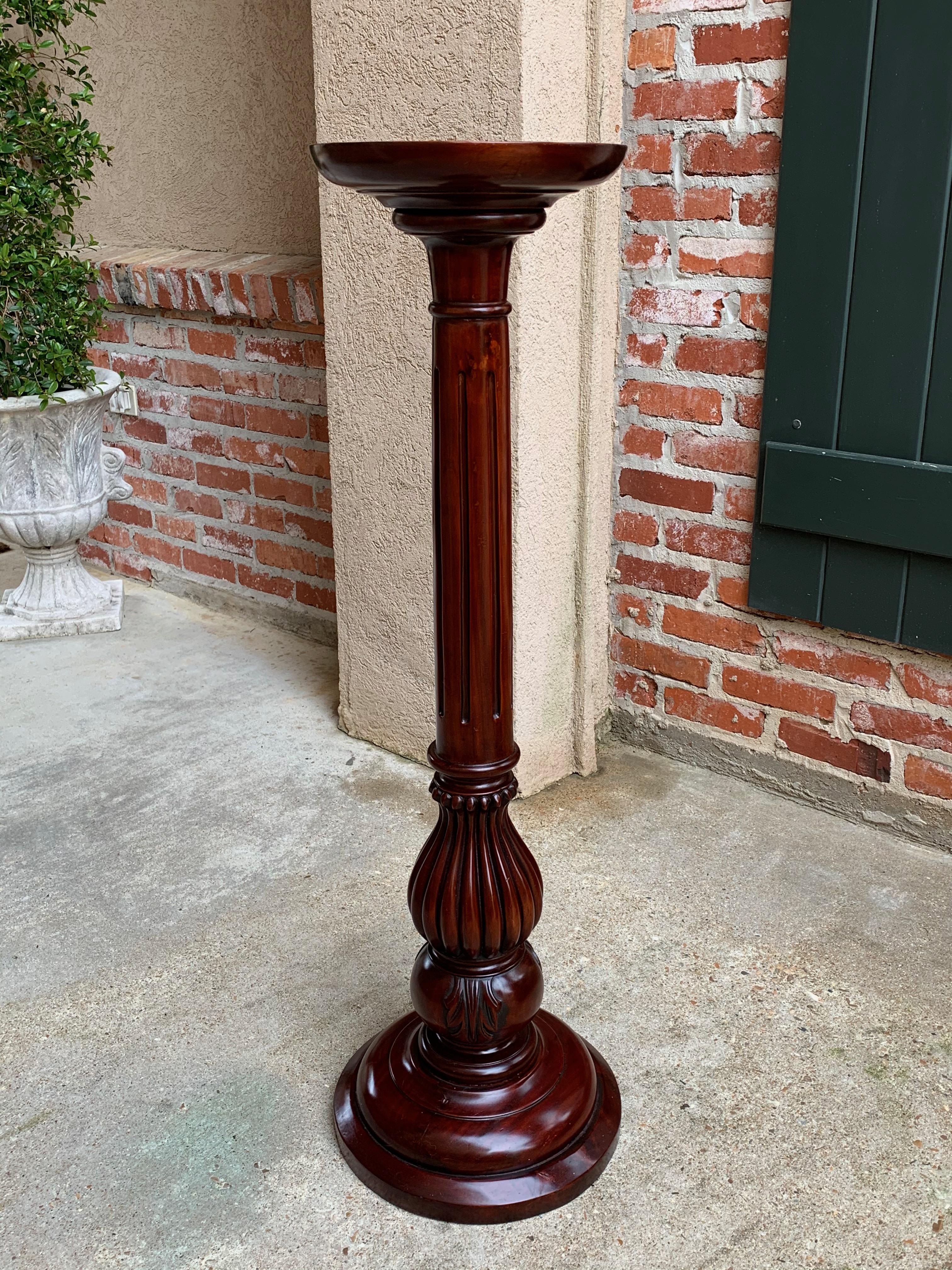 Edwardian 20th Century English Carved Mahogany Column Pedestal Plant Stand Torchère