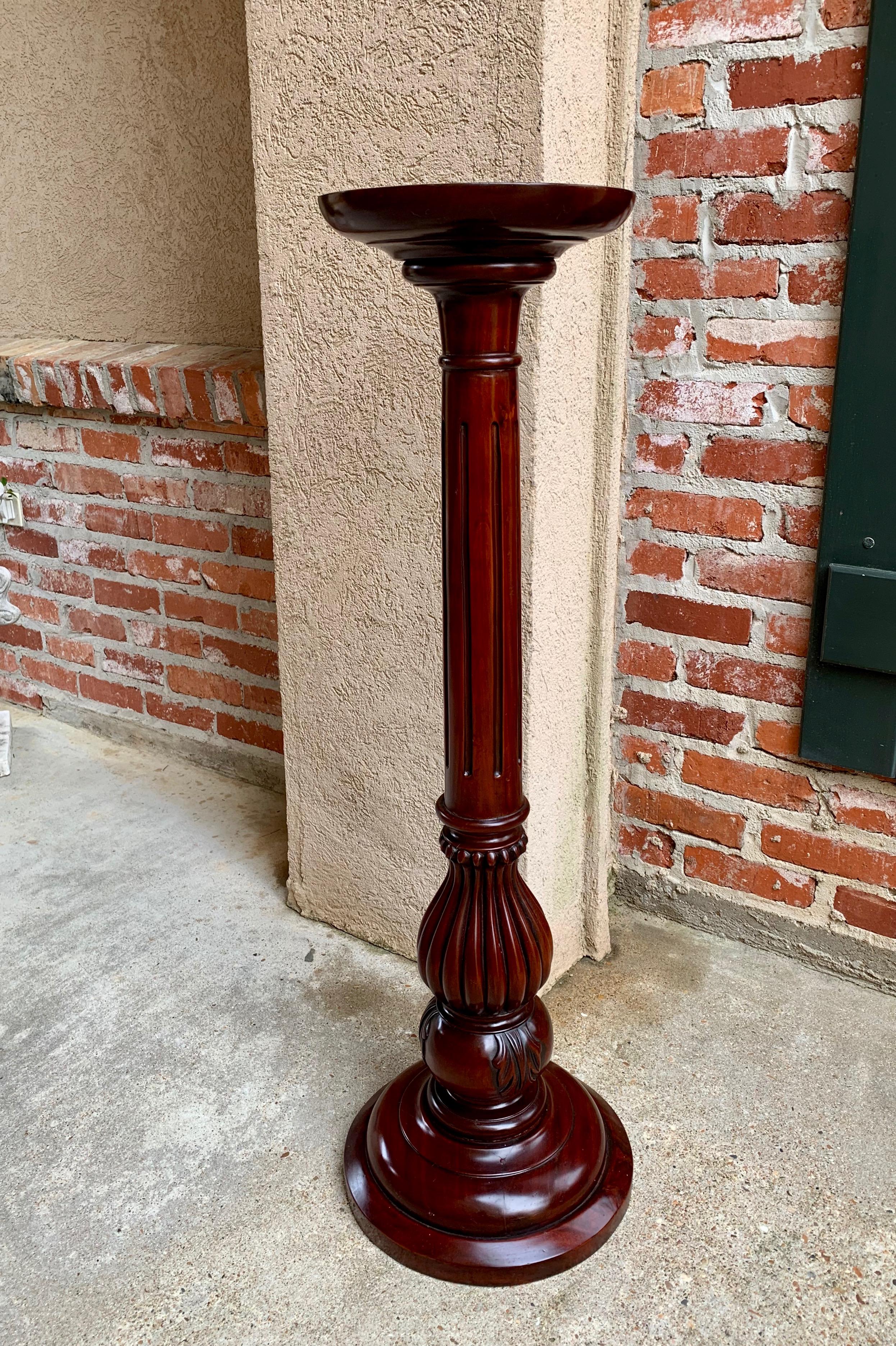 20th Century English Carved Mahogany Column Pedestal Plant Stand Torchère In Good Condition In Shreveport, LA