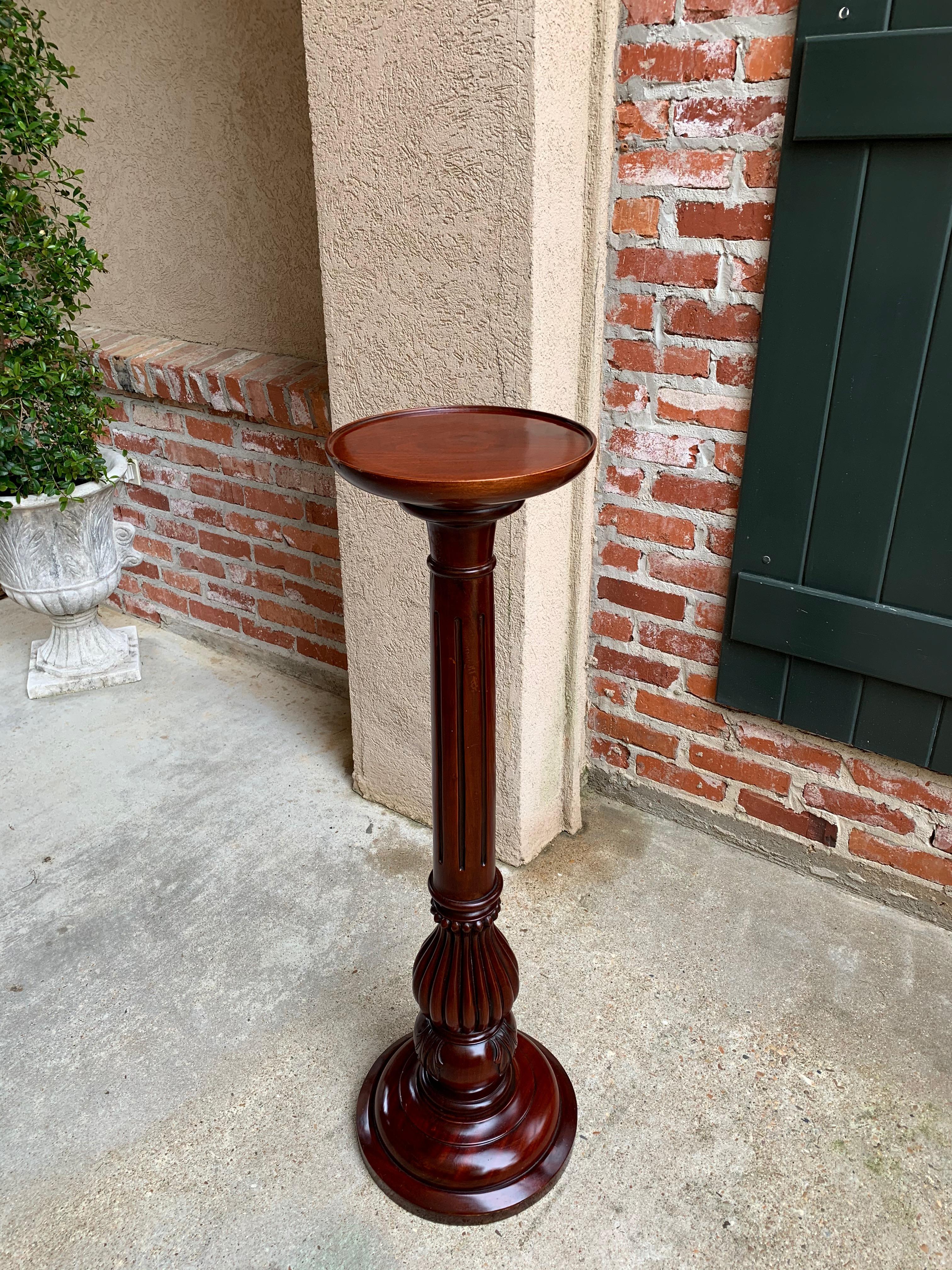 Early 20th Century 20th Century English Carved Mahogany Column Pedestal Plant Stand Torchère