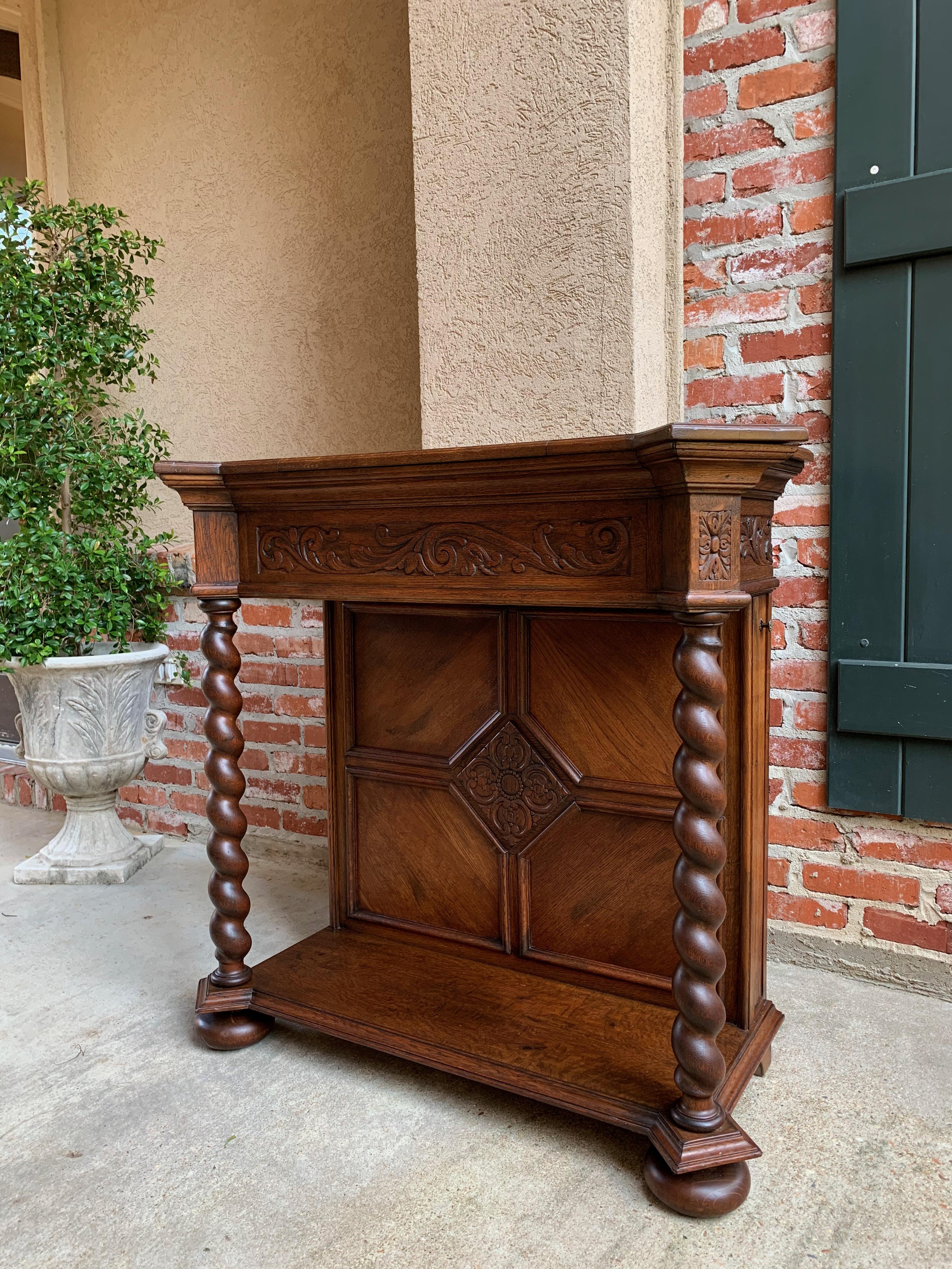 20th Century English Carved Oak Console Hall Table Barley Twist Column Cabinet In Good Condition In Shreveport, LA