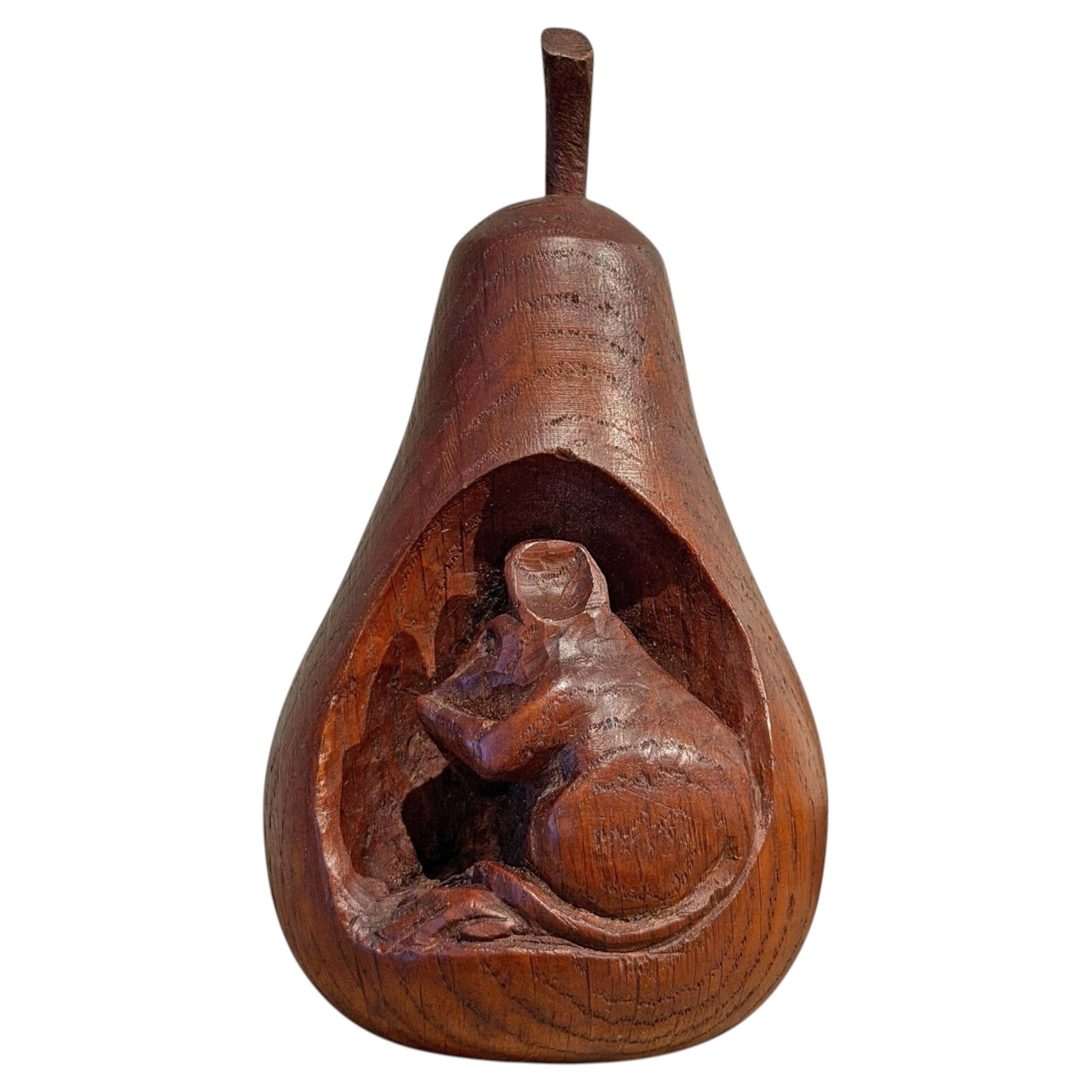 Poire en chêne sculpté du 20ème siècle avec souris