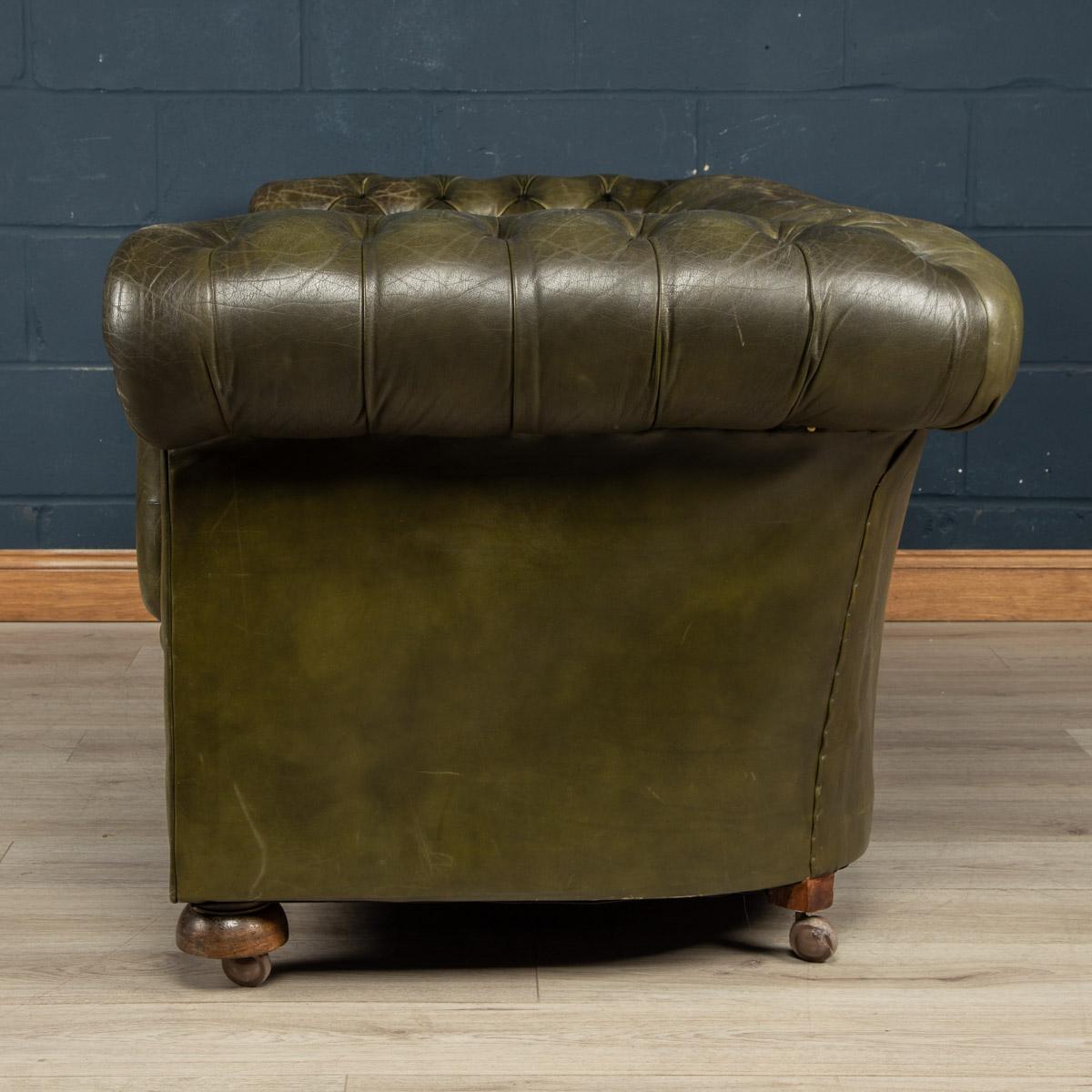 This is a superb example of a mid 20th century green leather chesterfield sofa. One of the most elegant models with button down seating, this is a fashionable item of furniture capable of uplifting the interior space of any contemporary or