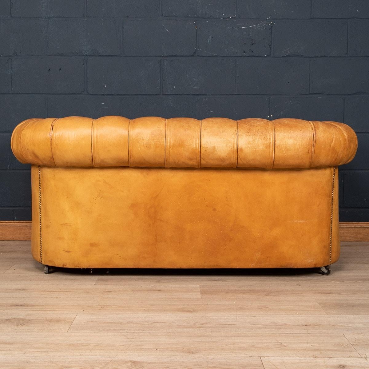 20th Century English Chesterfield Leather Sofa with Button Down Seats circa 1960 In Good Condition In Royal Tunbridge Wells, Kent