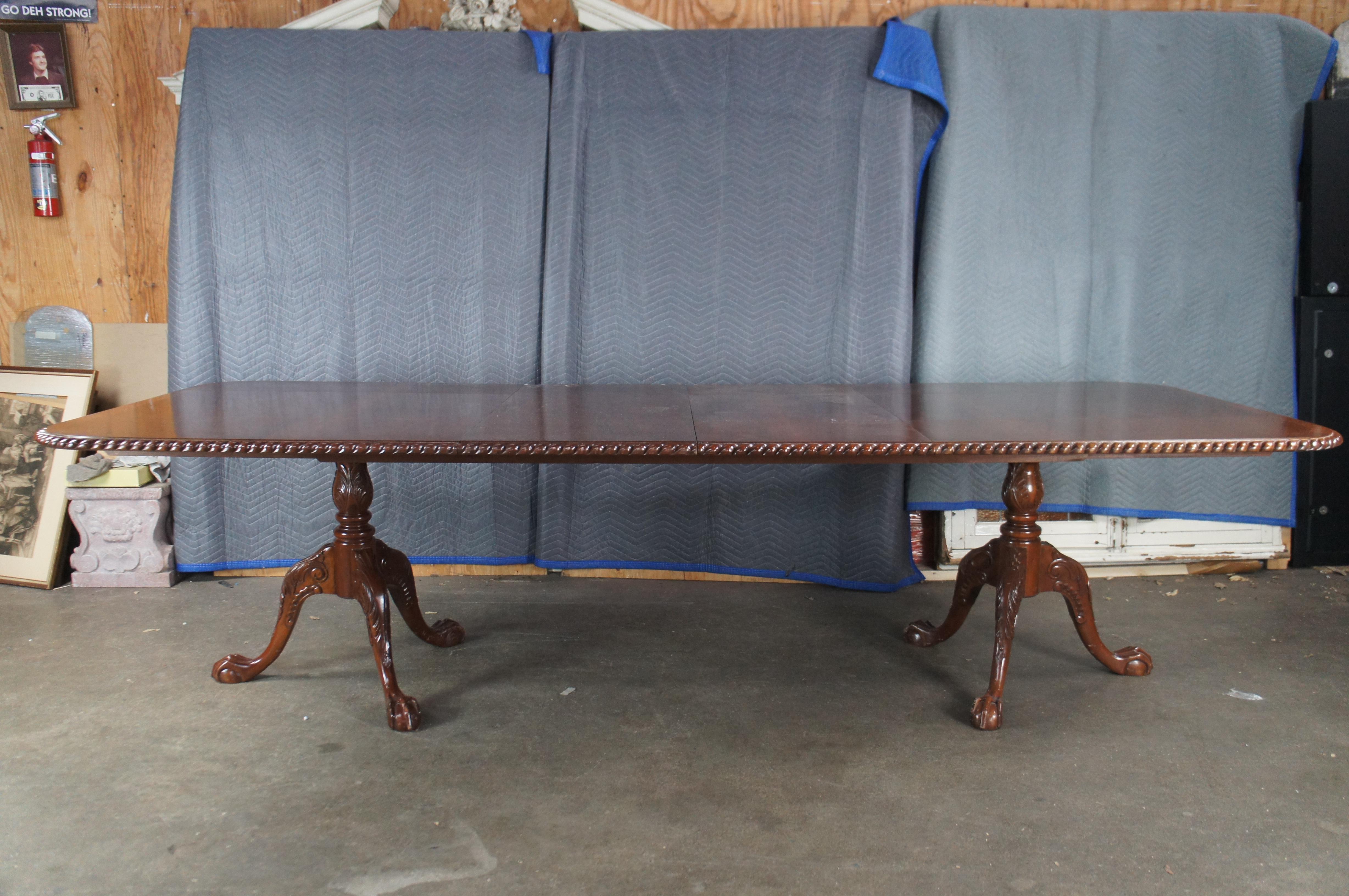 20th Century English Chippendale Style Carved Mahogany Dining Table Ball & Claw en vente 7