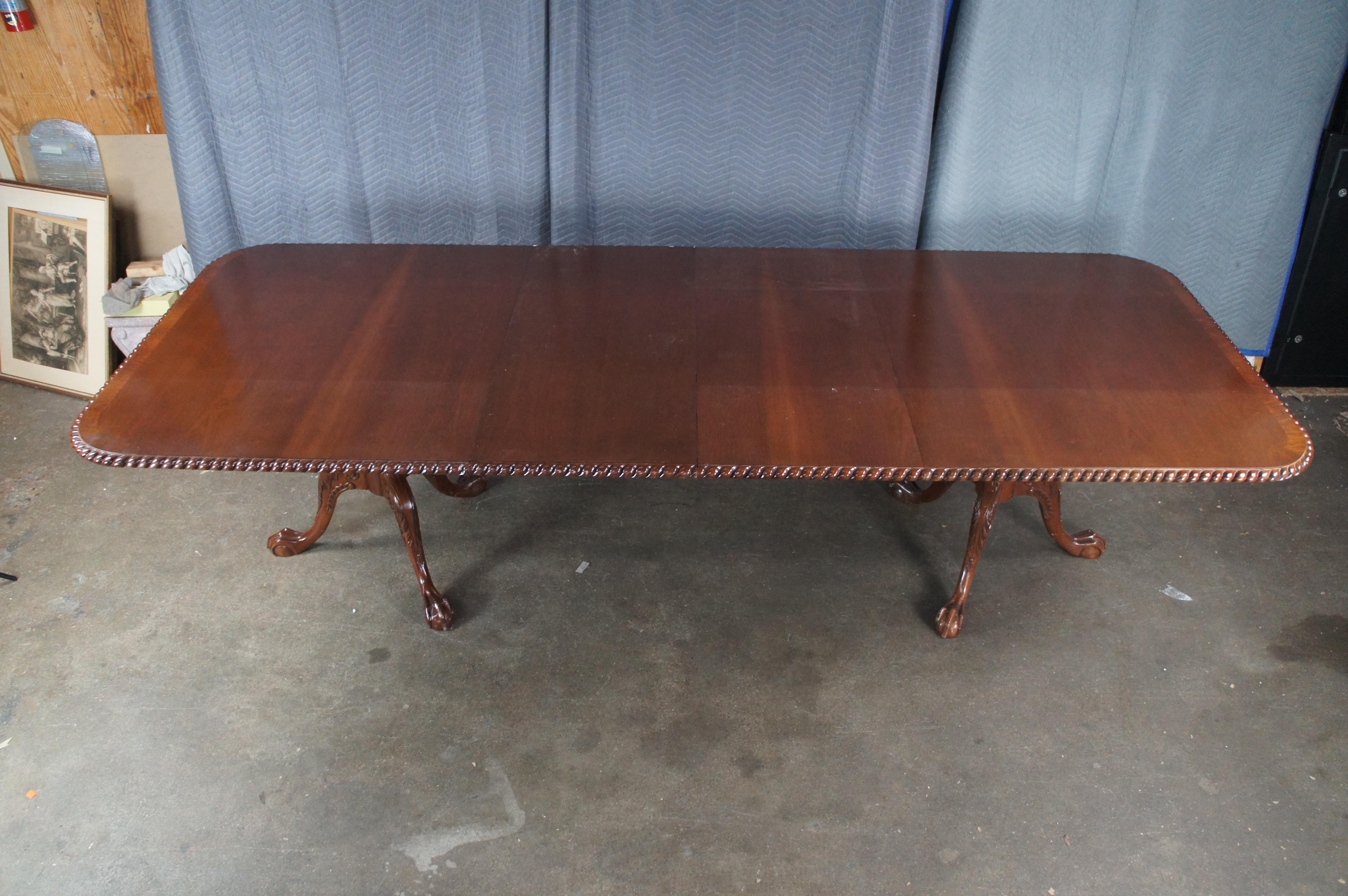 20th Century English Chippendale Style Carved Mahogany Dining Table Ball & Claw en vente 8