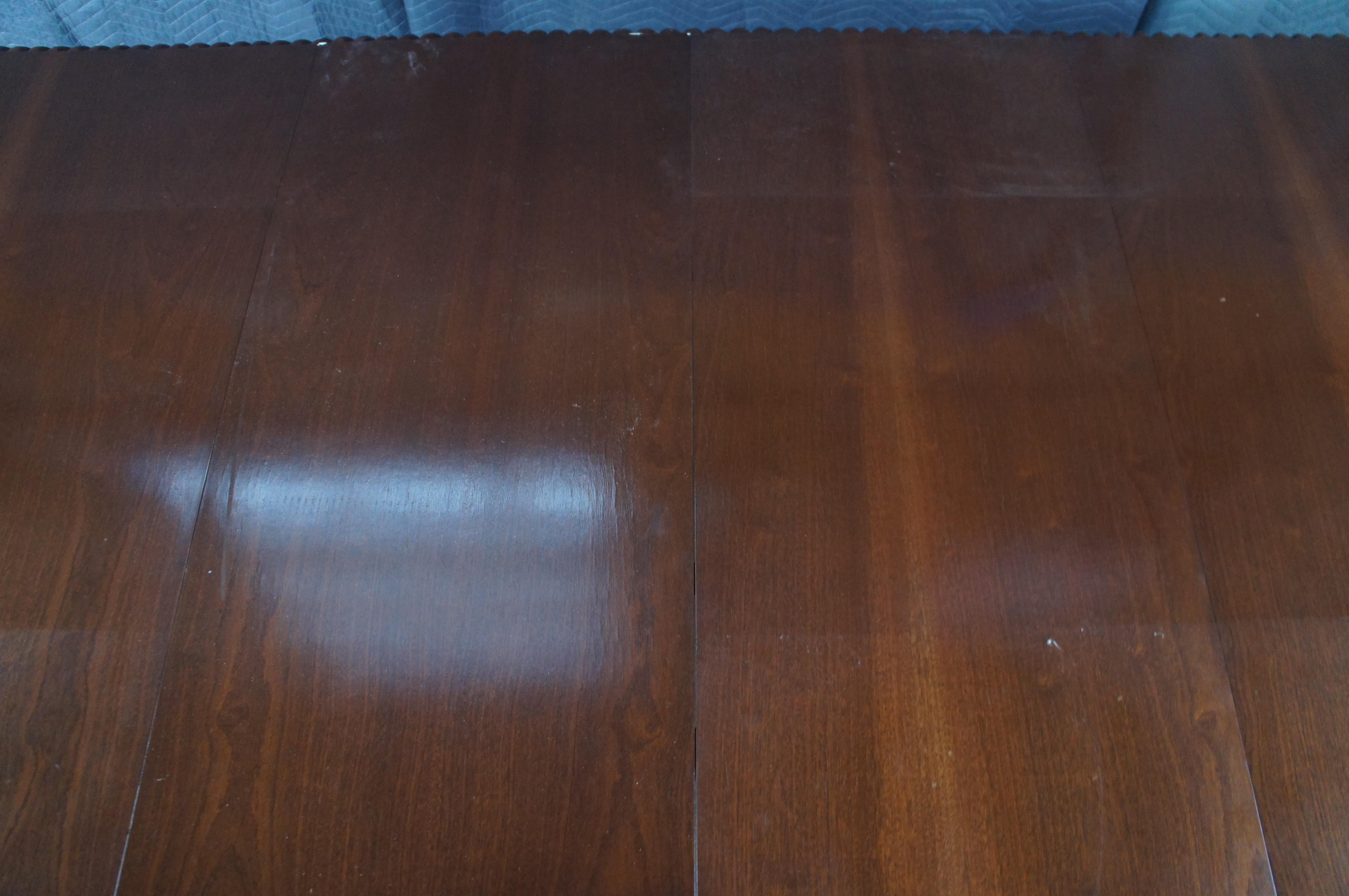 20th Century English Chippendale Style Carved Mahogany Dining Table Ball & Claw en vente 9