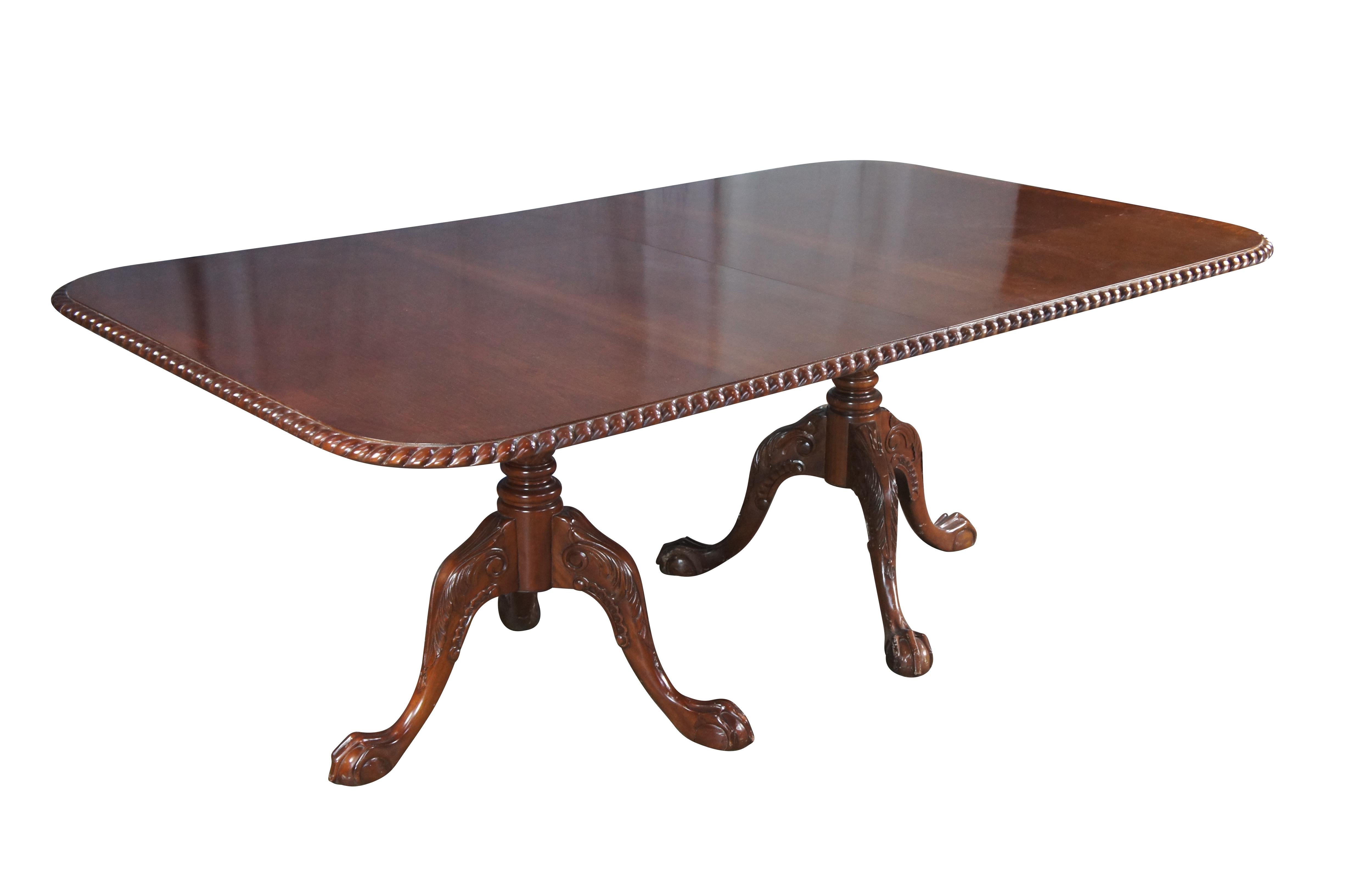 Table de salle à manger rectangulaire de style Chippendale anglais des années 1980. Le plateau en acajou à bord godronné repose sur des socles à genoux festonnés et sculptés d'acanthes menant à des pieds en boule et griffes.  Comprend deux feuilles