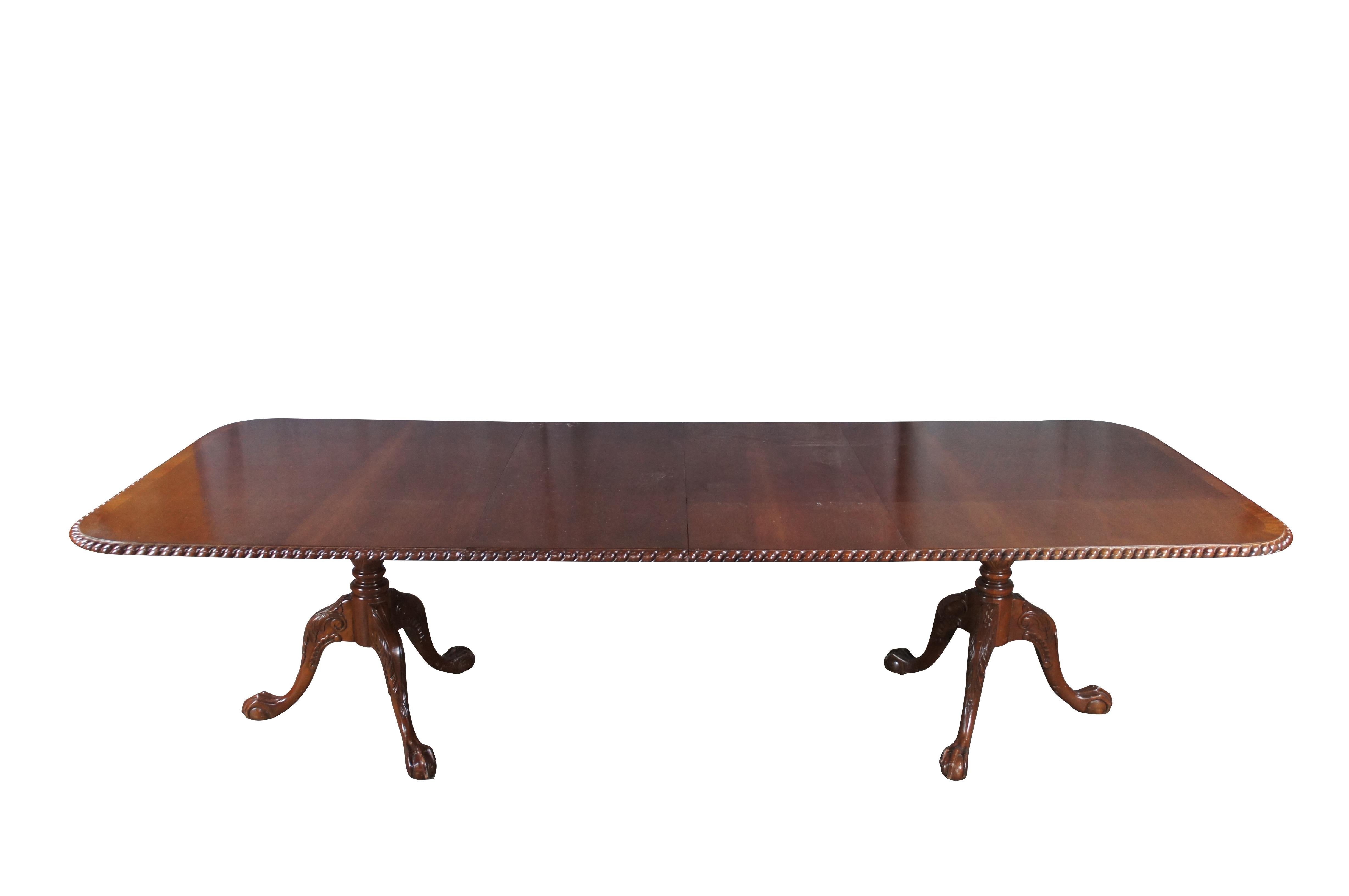 20th Century English Chippendale Style Carved Mahogany Dining Table Ball & Claw État moyen - En vente à Dayton, OH