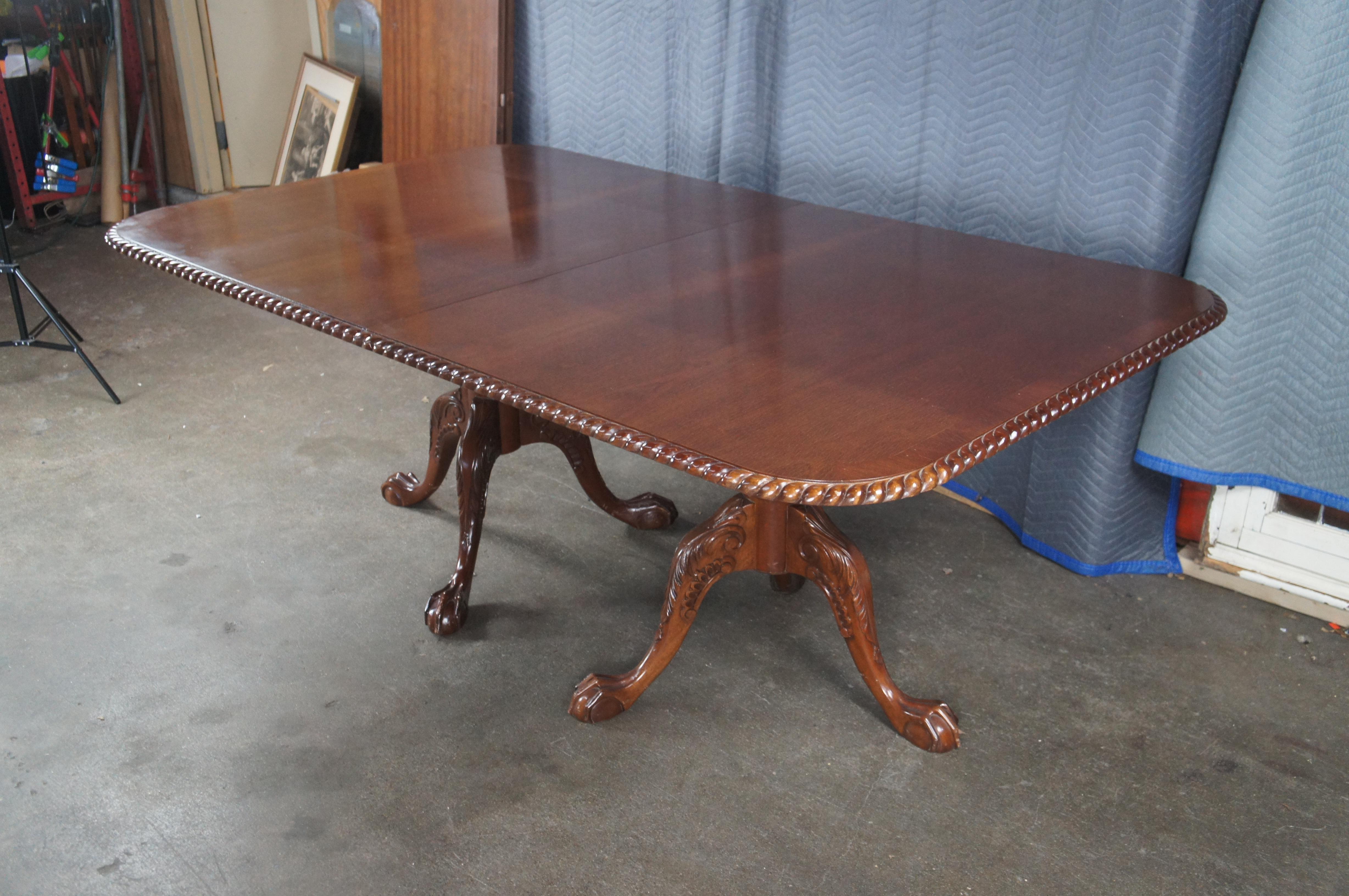 20ième siècle 20th Century English Chippendale Style Carved Mahogany Dining Table Ball & Claw en vente