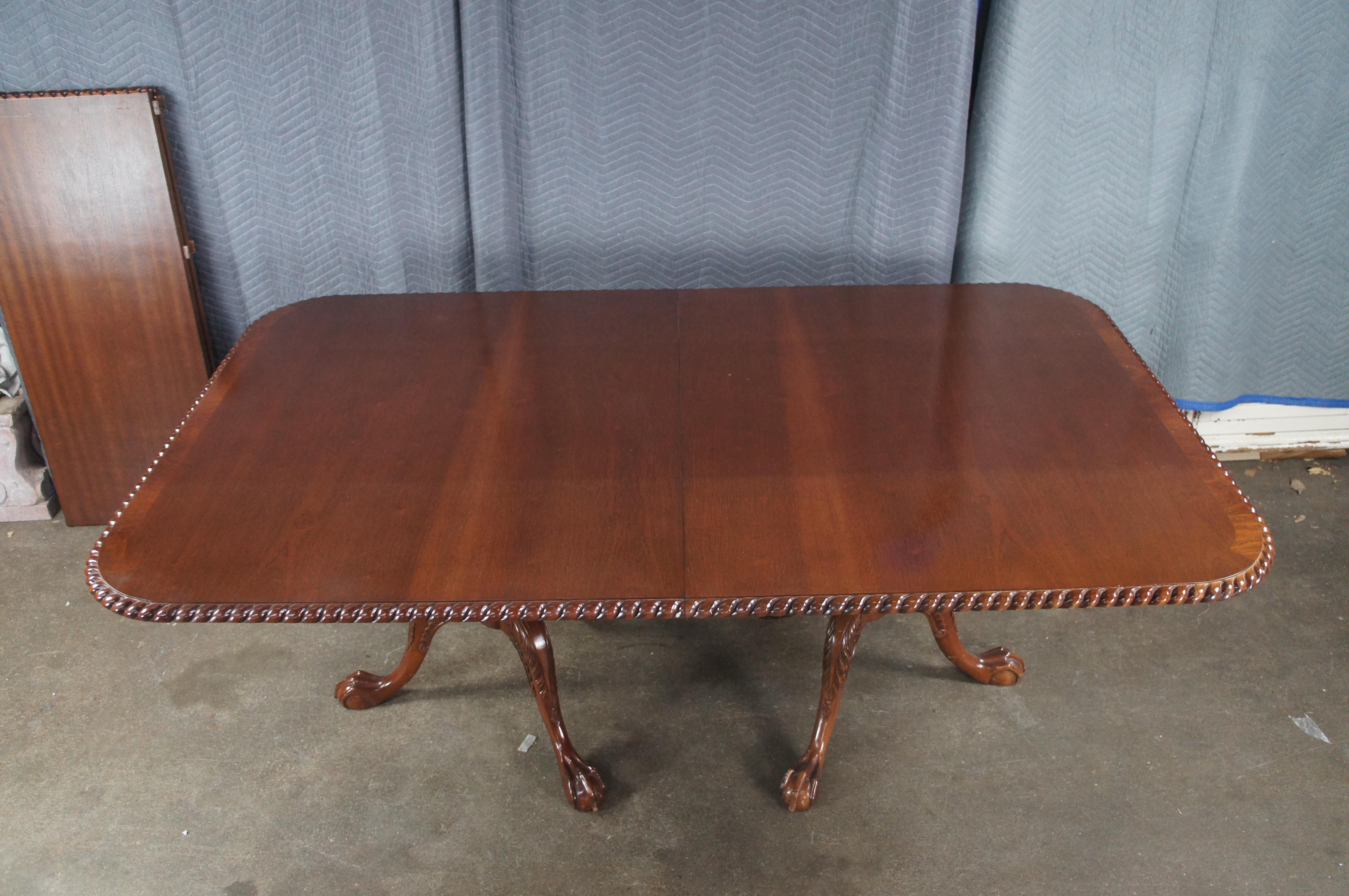 Acajou 20th Century English Chippendale Style Carved Mahogany Dining Table Ball & Claw en vente