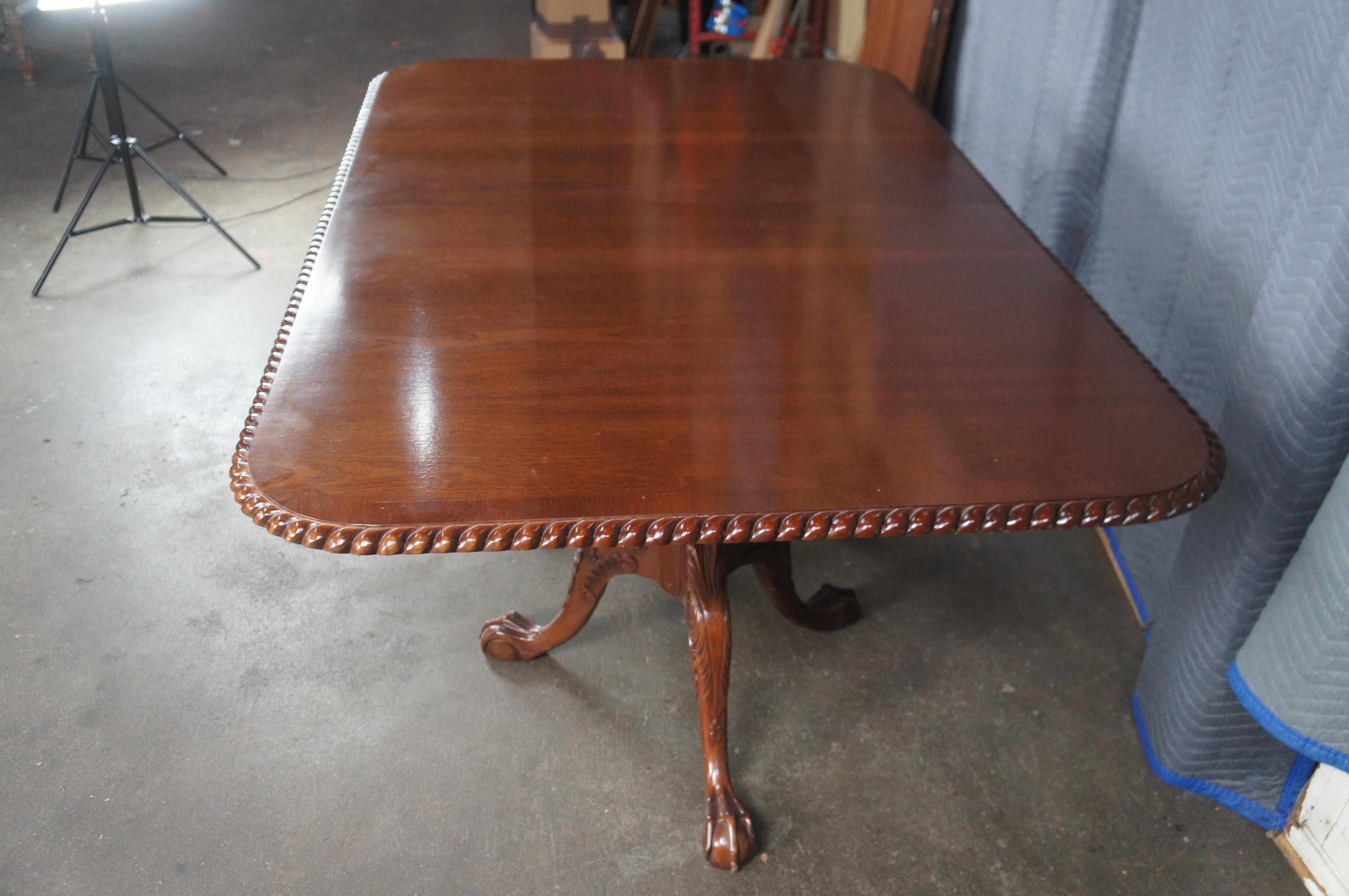 20th Century English Chippendale Style Carved Mahogany Dining Table Ball & Claw en vente 1