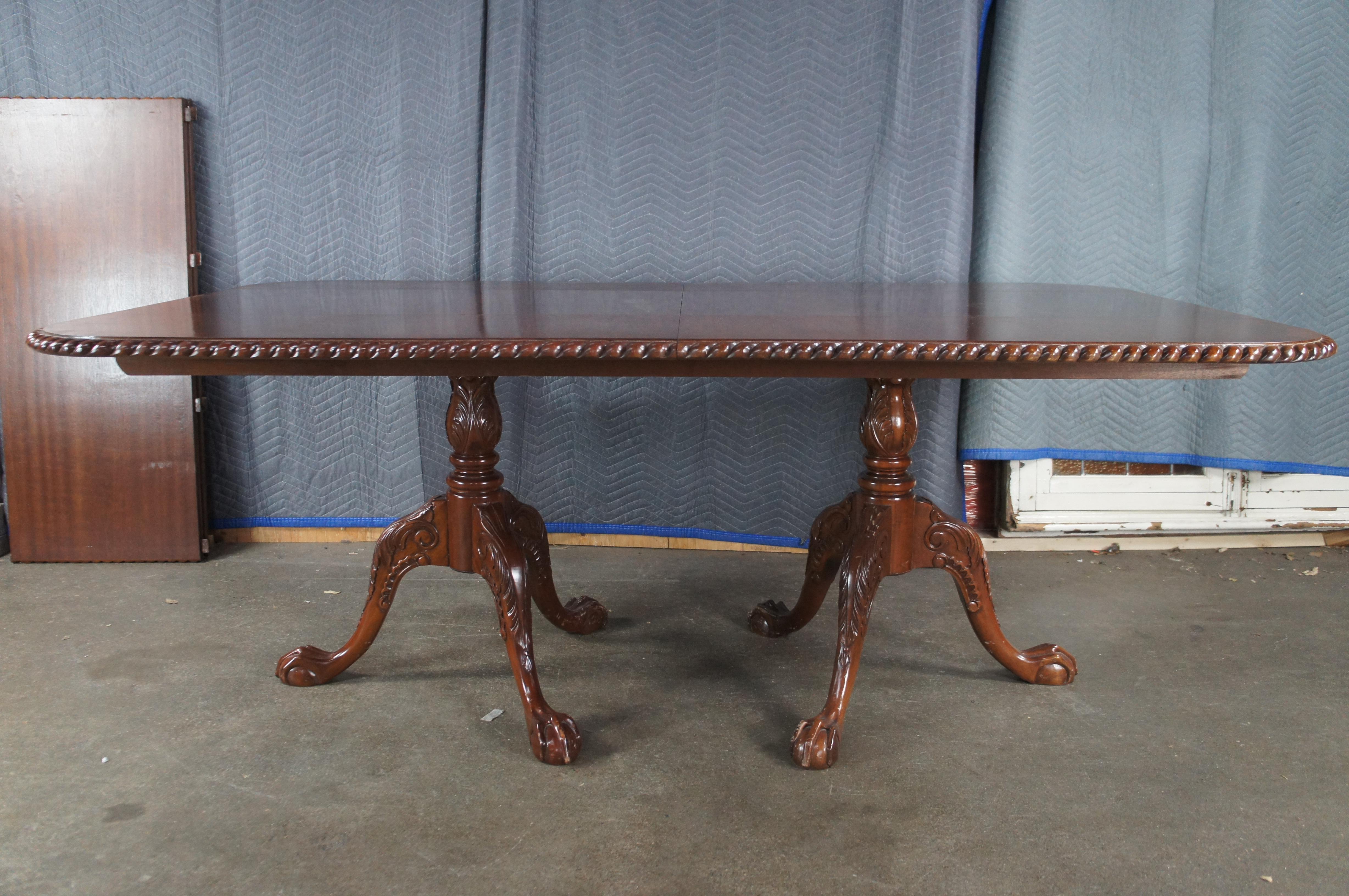 20th Century English Chippendale Style Carved Mahogany Dining Table Ball & Claw en vente 3