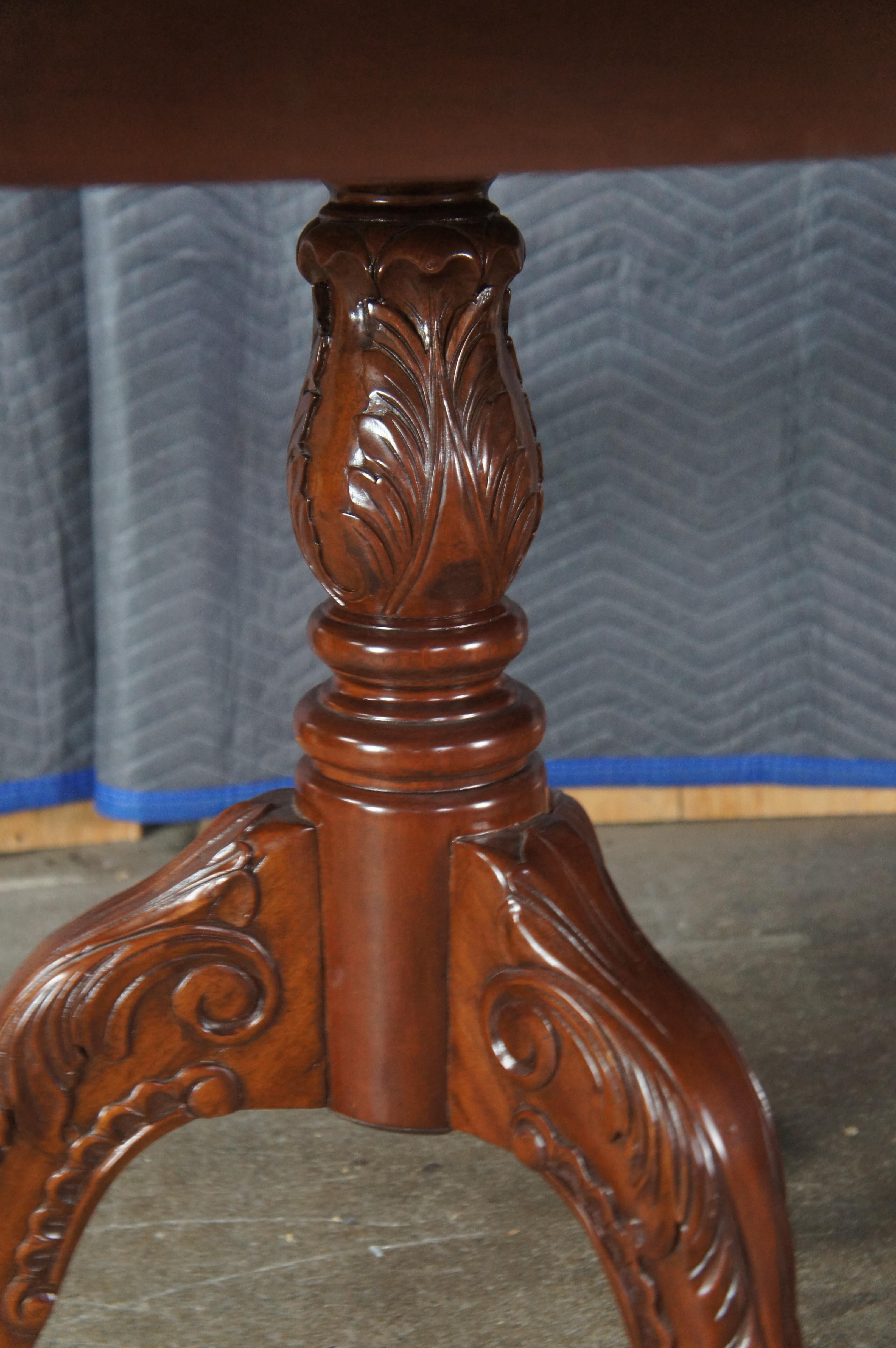 20th Century English Chippendale Style Carved Mahogany Dining Table Ball & Claw en vente 4