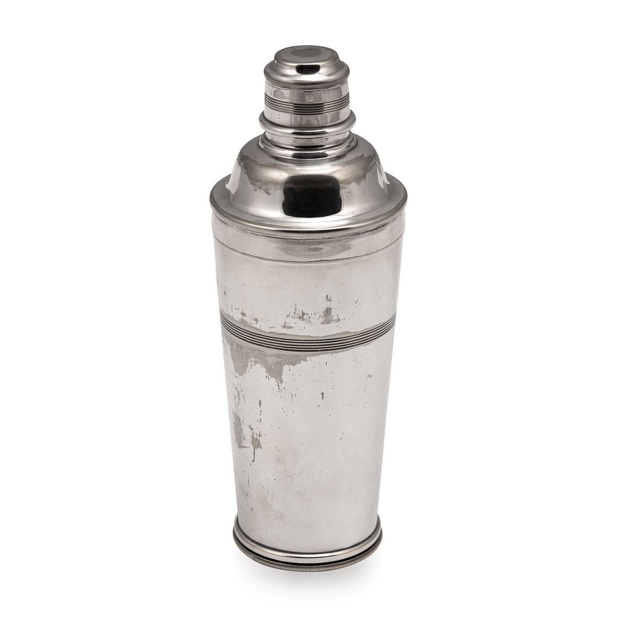 Silver Plate 20th Century English Cocktail Shaker With Hidden Ice Compartment, c.1930 For Sale