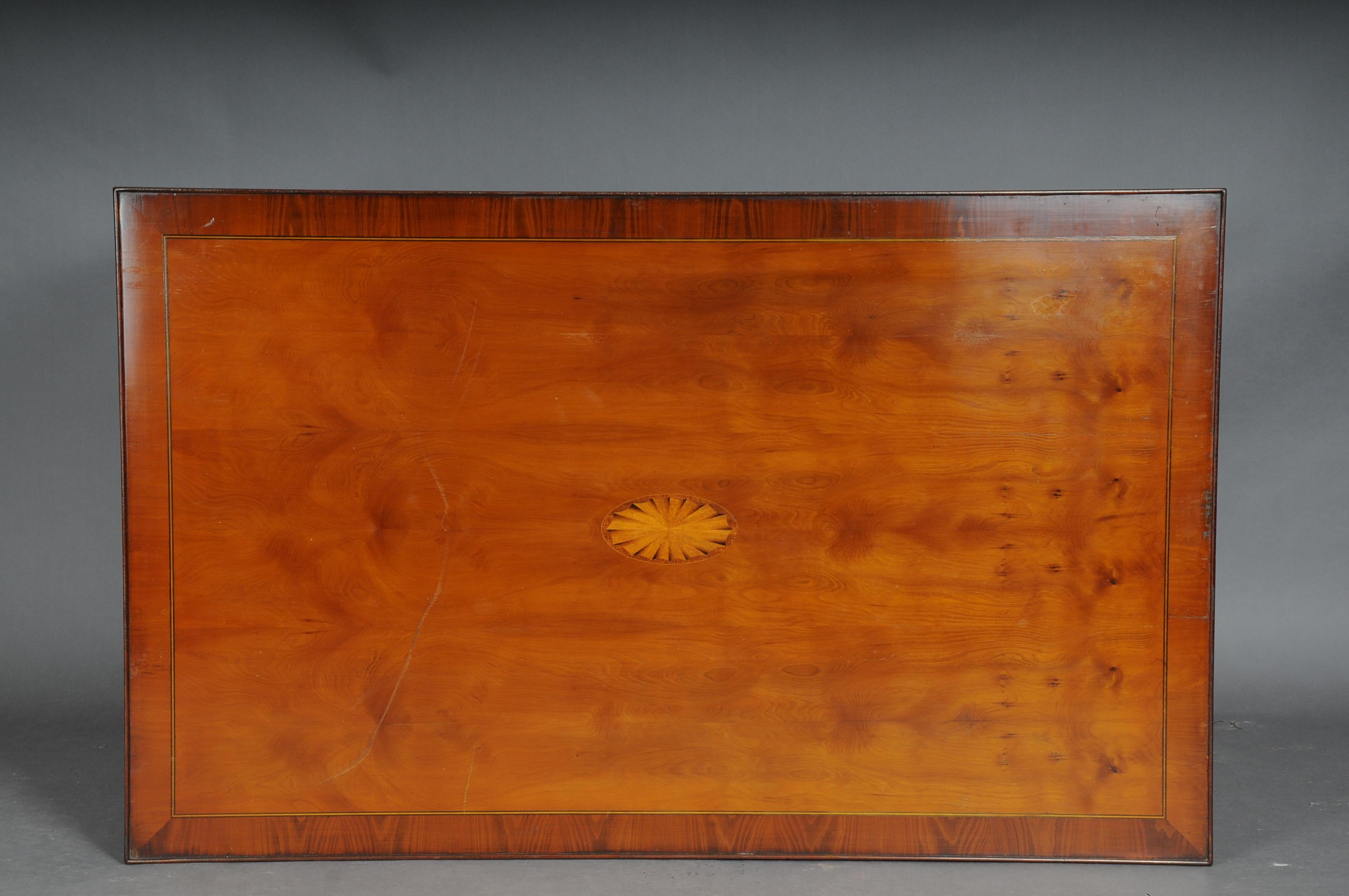 20th century English coffee table / couch table, yew

Solid wood veneer body. 1-drawer frame base on tapered feet. Slightly protruding cover plate inlaid. Specially made glass plate available.

(A-163).
 