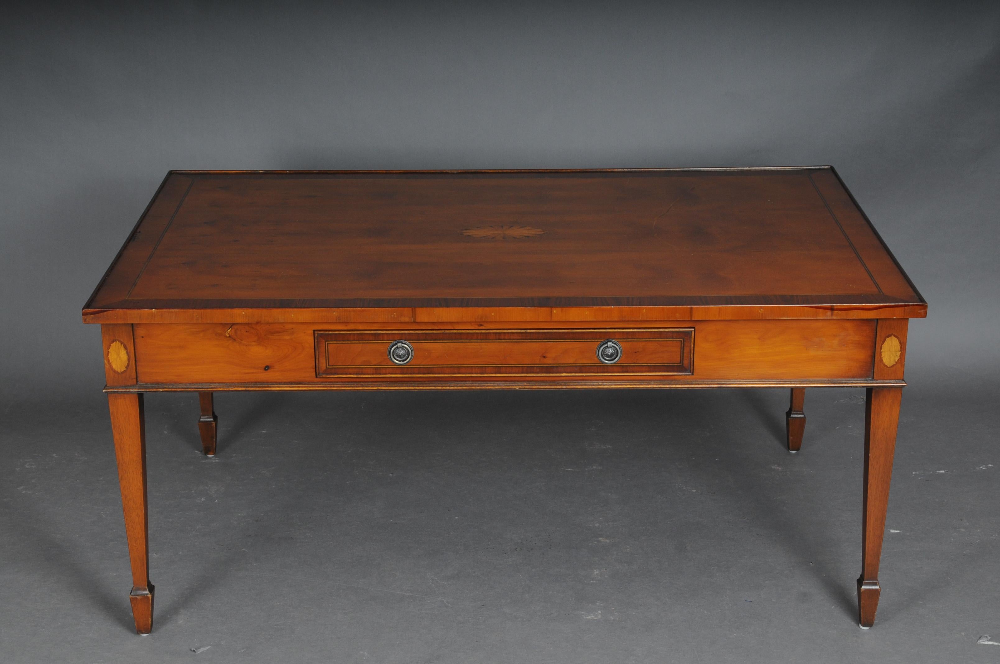 20th Century English Coffee Table / Couch Table, Yew In Good Condition For Sale In Berlin, DE
