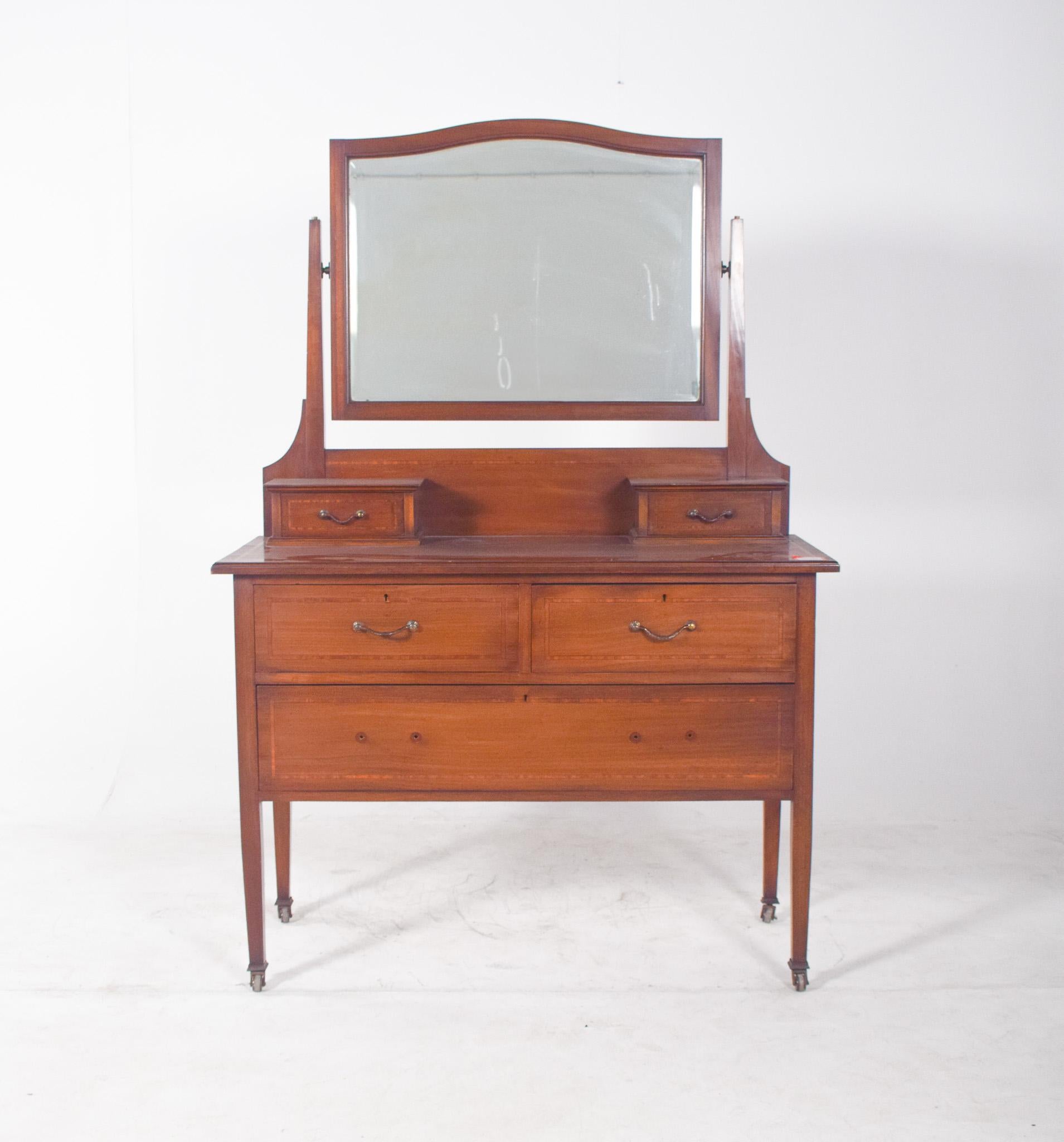 Coiffeuse avec miroir. Avec des lignes �élégantes en bois clair, le miroir est fixé sur deux supports verticaux aux angles doucement incurvés. Le miroir a un cadre simple avec un plateau légèrement incurvé et les supports latéraux sont des extensions