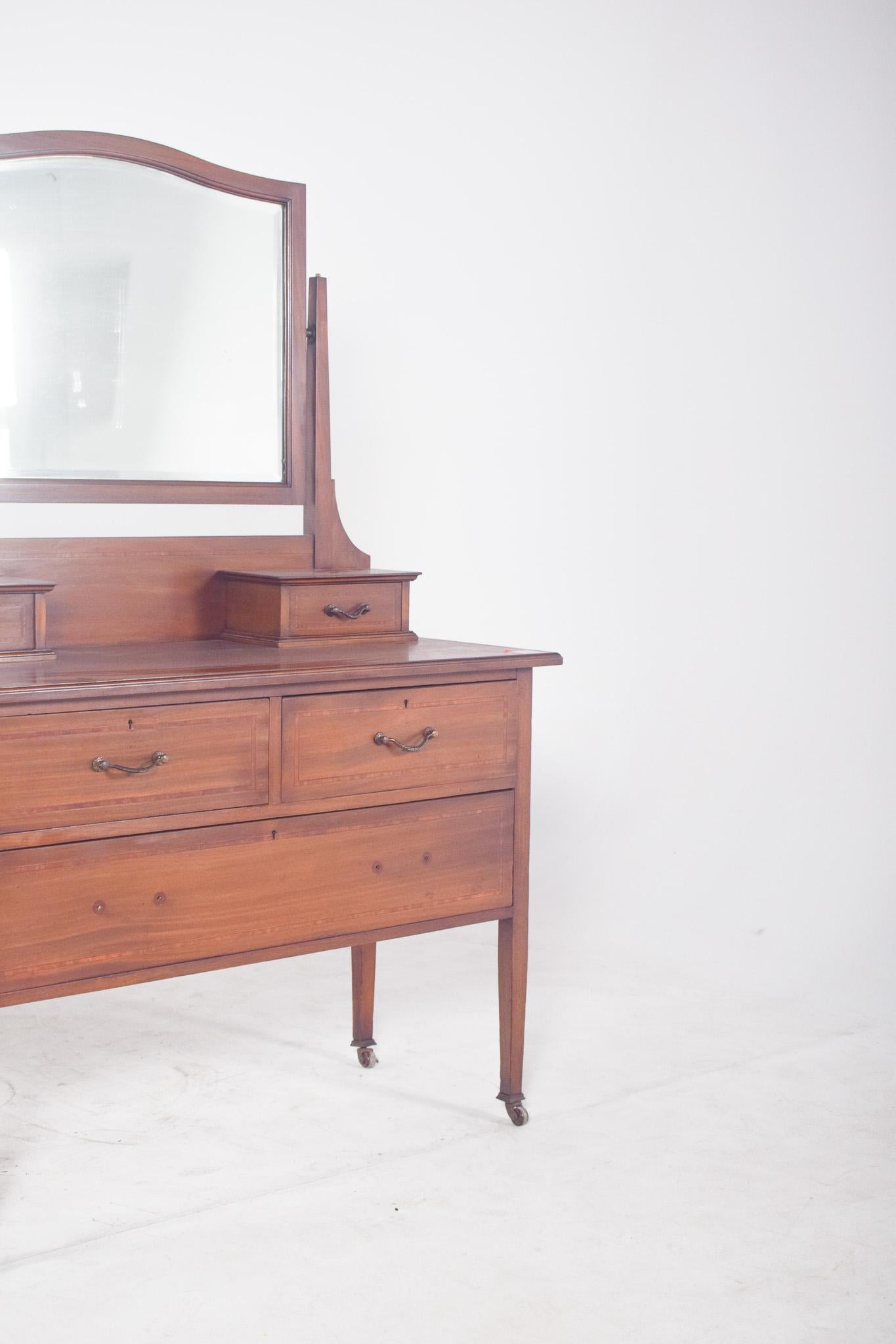 20ième siècle Coiffeuse anglaise du 20e siècle avec miroir en vente