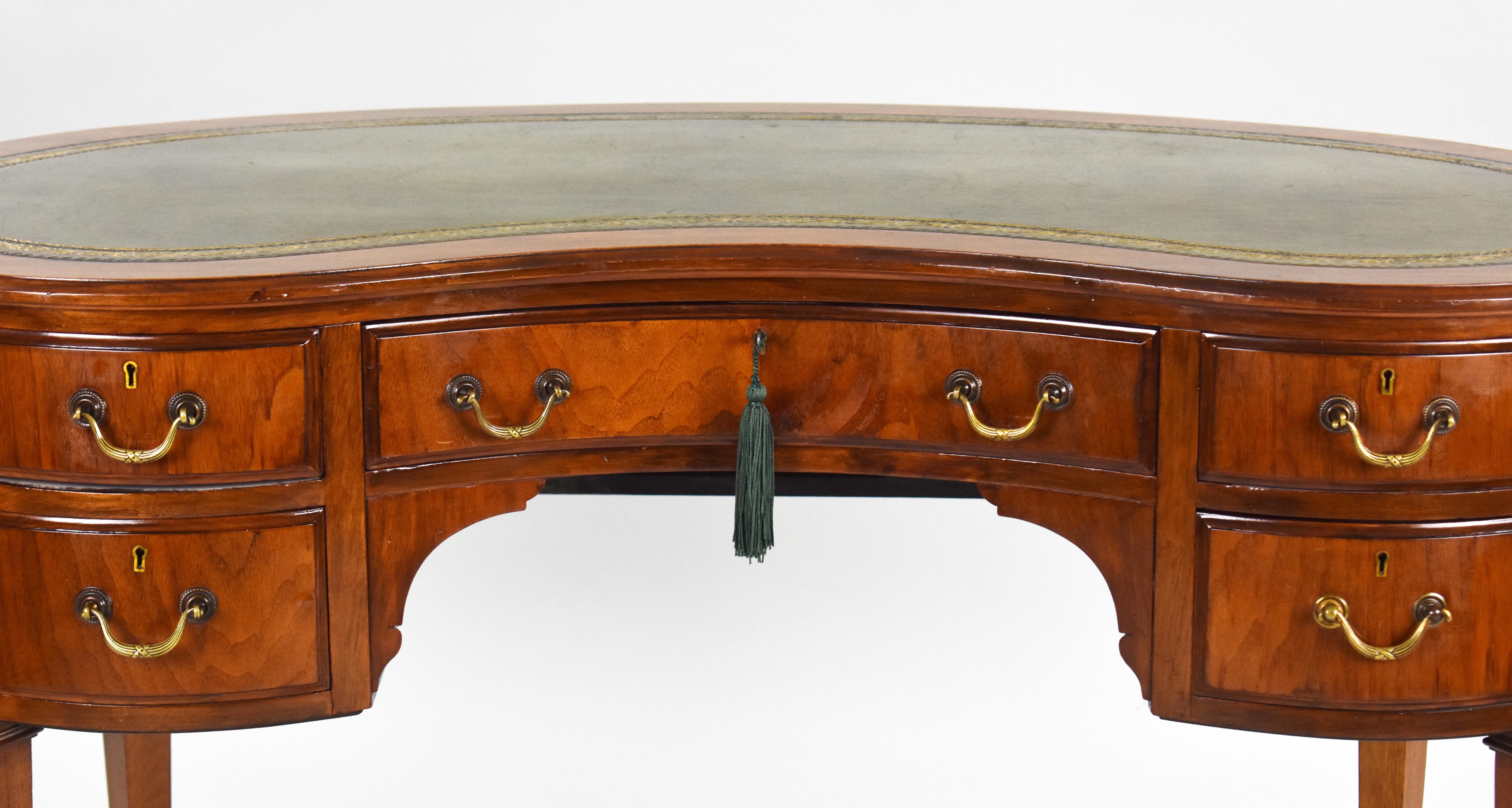 20th Century English Edwardian Mahogany Kidney Shaped Writing Table In Good Condition In Chelmsford, Essex