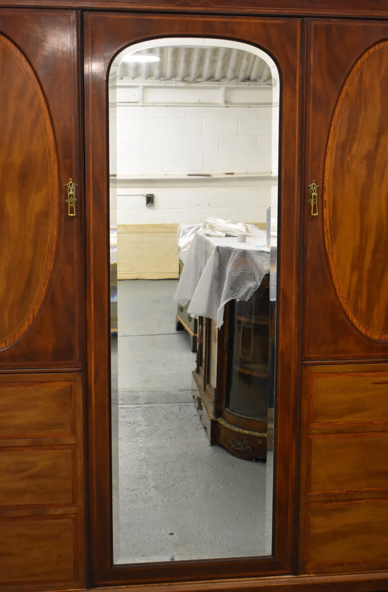 20th Century English Edwardian Mahogany Wardrobe In Good Condition In Chelmsford, Essex